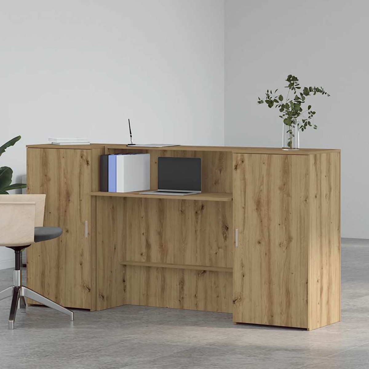 Ein hölzerner Empfangstresen mit Laptop, Büchern und einer Vase mit Pflanzen.