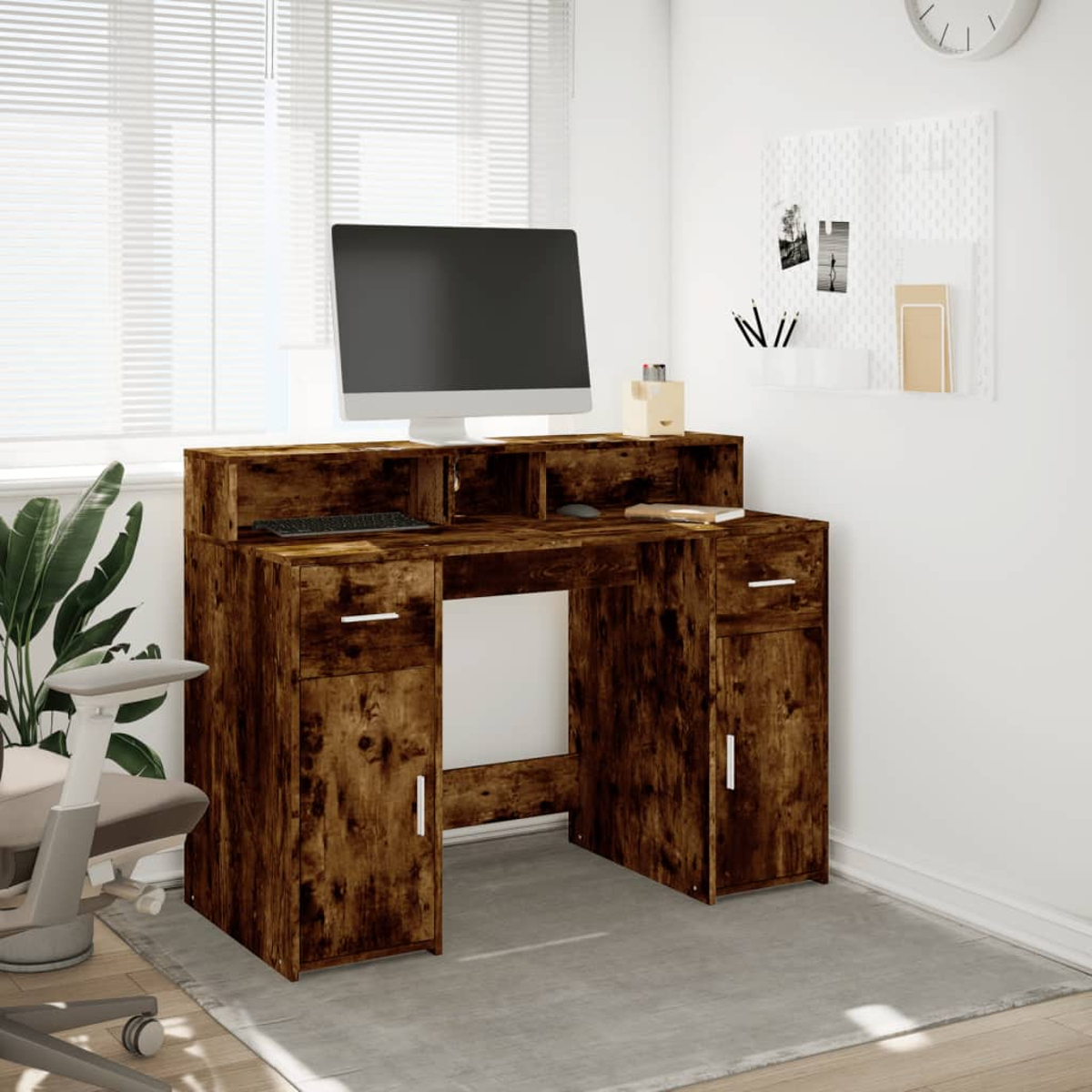 Ein hölzerner Schreibtisch mit einem Monitor, einer Tastatur und einem Stuhl.