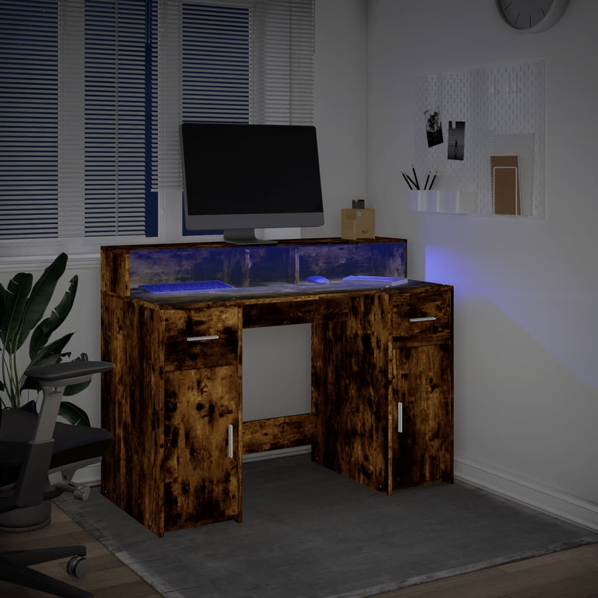 Ein hölzerner Schreibtisch mit blauem Licht, einem Monitor, Tastatur und Maus.