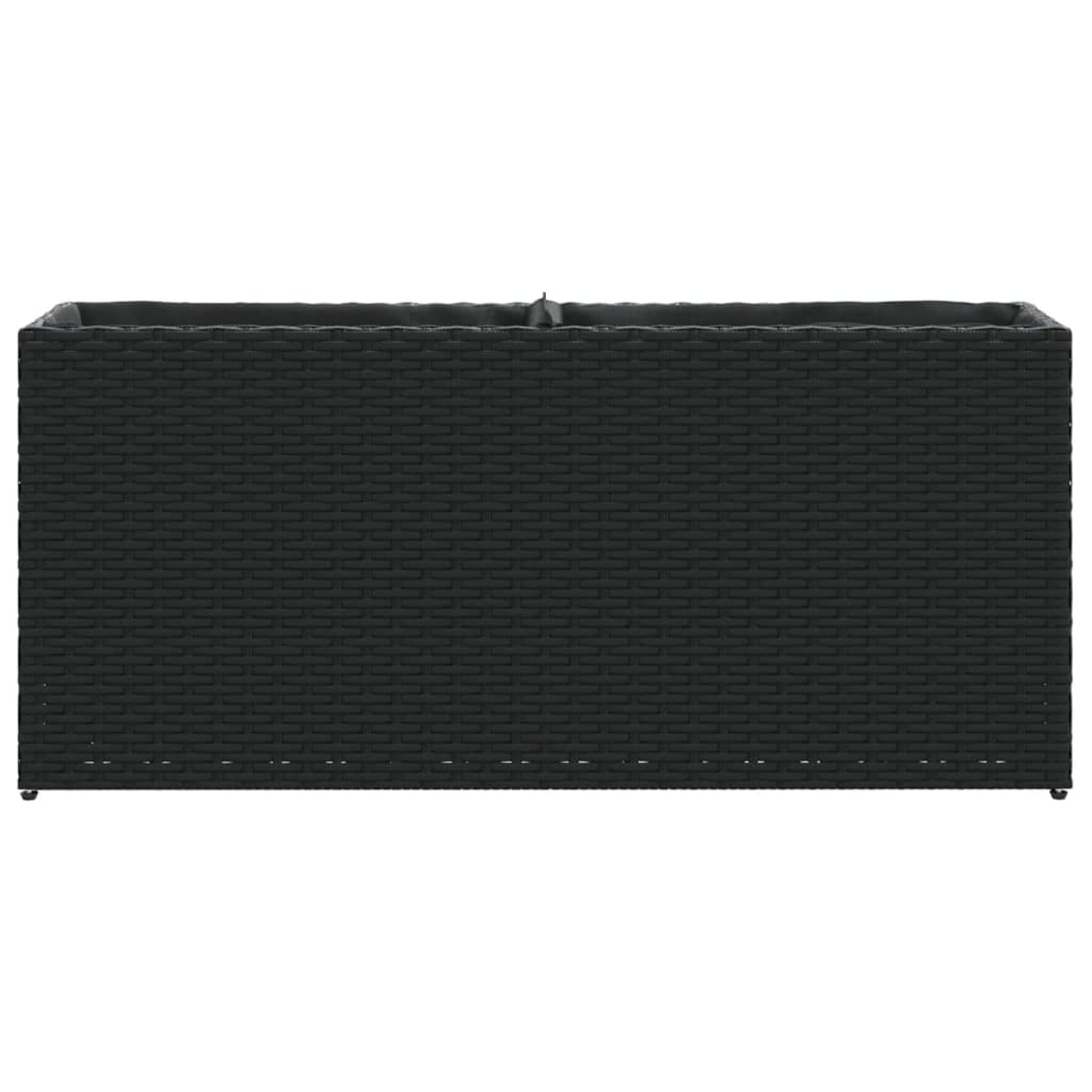 Una fioriera rettangolare in rattan nero con rivestimento grigio.