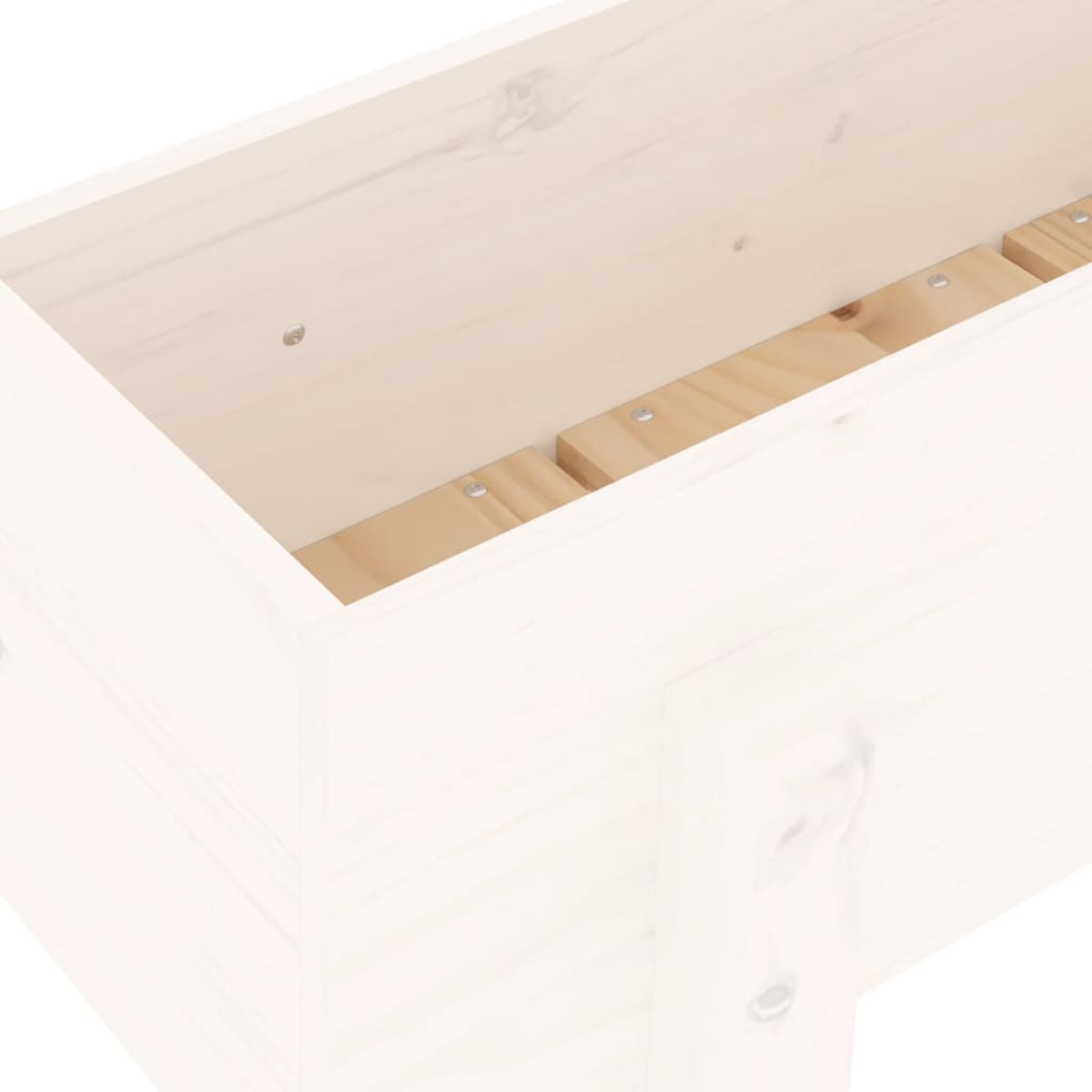 Nahaufnahme des Inneren einer Holzkiste mit hellen Holzbalken.
