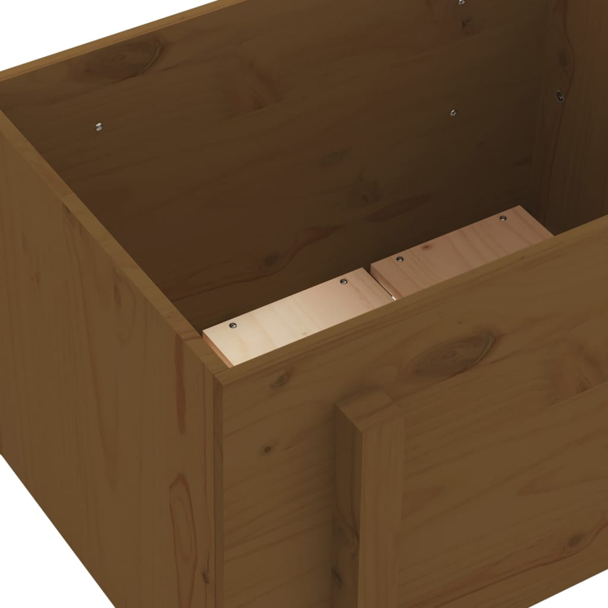 Naheaufnahme einer offenen Holzkiste mit zwei Holzbrettern auf dem Boden.