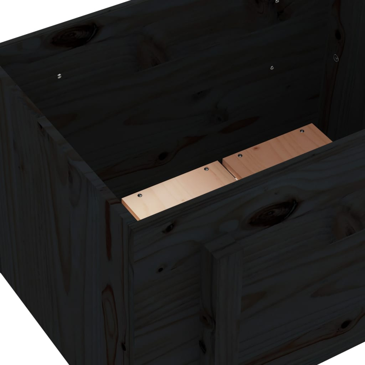 Zwei helle Holzbretter sind mit Schrauben in einer dunklen Holzkiste befestigt.