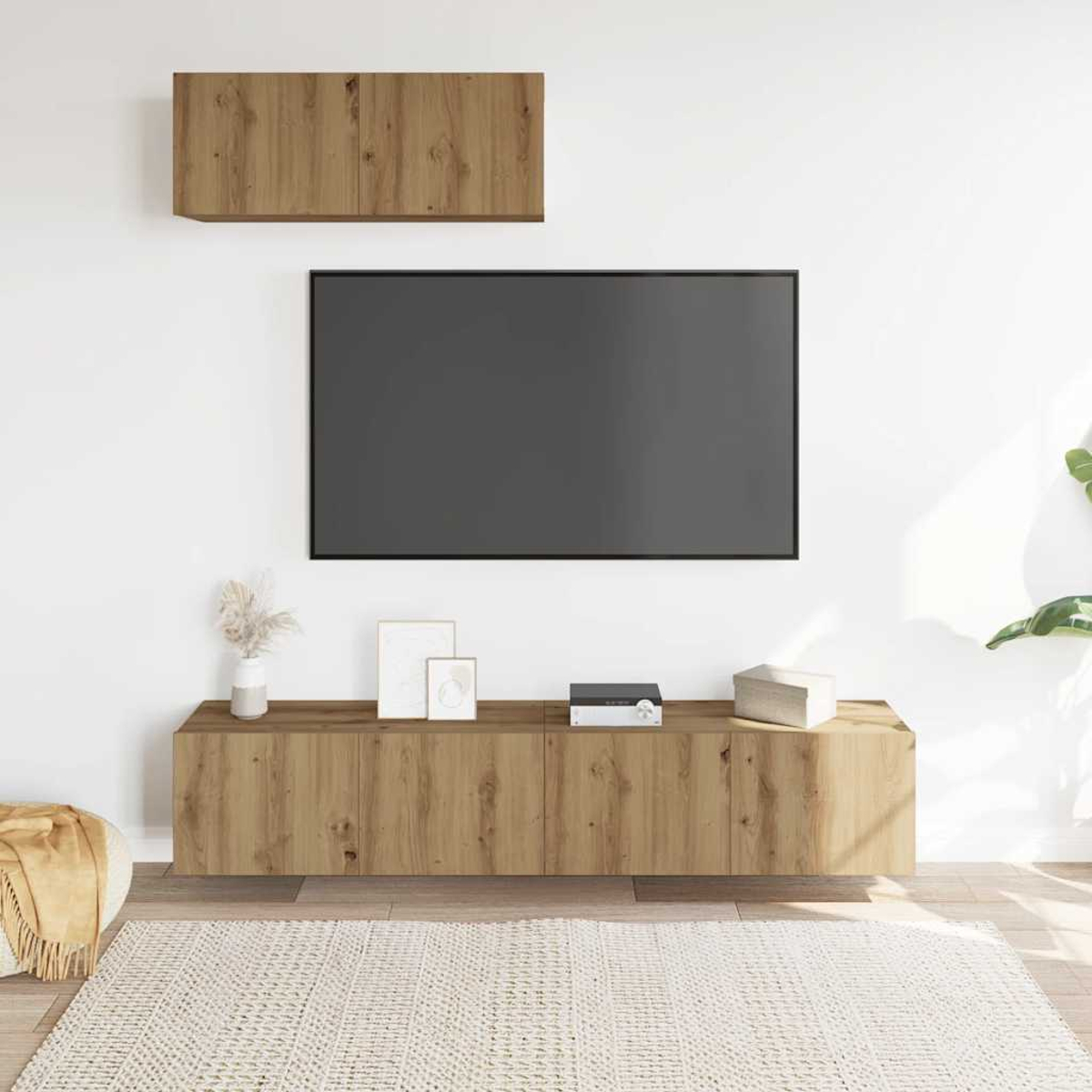 Holz-TV-Schrank mit Fernseher und Wandregal darüber. Dekoriert mit Vase und Bilderrahmen.