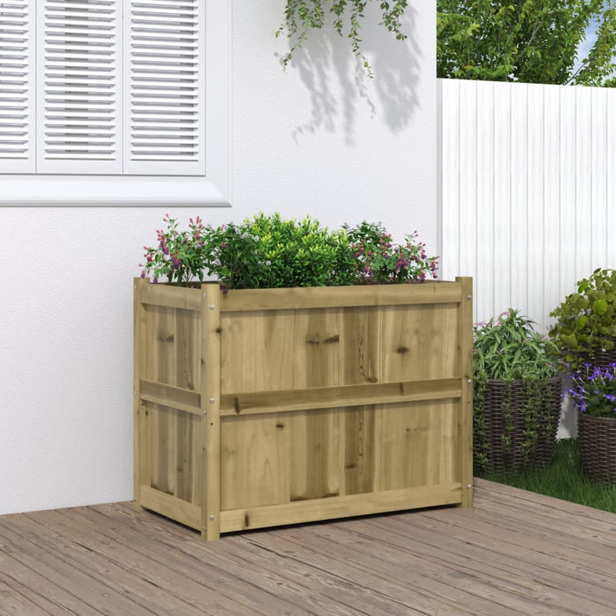Ein hölzerner Pflanzkasten mit grünen Pflanzen und rosa Blumen auf einer Terrasse.