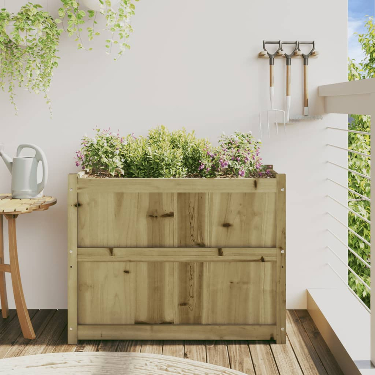 Ein hölzerner Blumenkasten mit Pflanzen, einer Gießkanne und Gartengeräten auf einem Balkon.