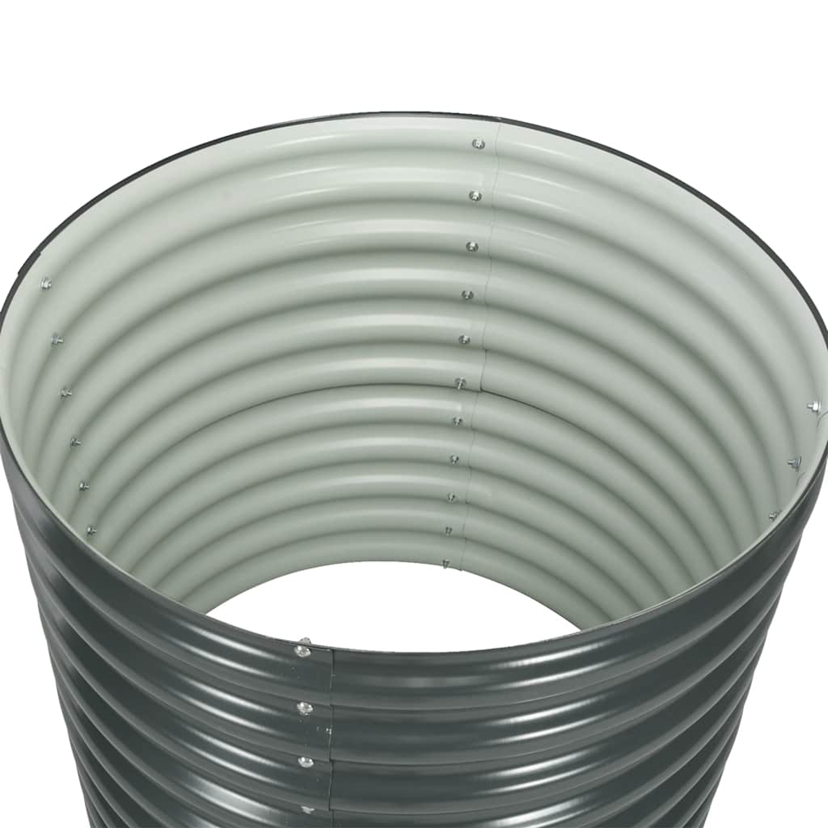 Ein grauer, gerippter Metallring mit weißer Innenseite, der aufrecht steht.