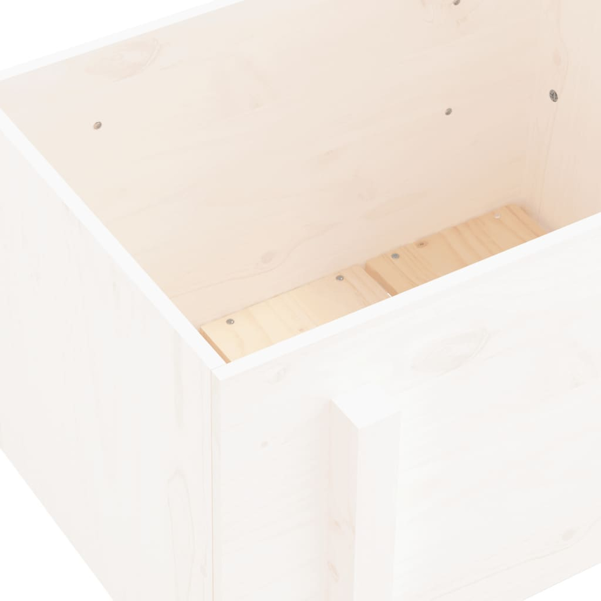 Nahaufnahme einer offenen, hellen Holzkiste mit sichtbaren Schrauben und Holzlatten.