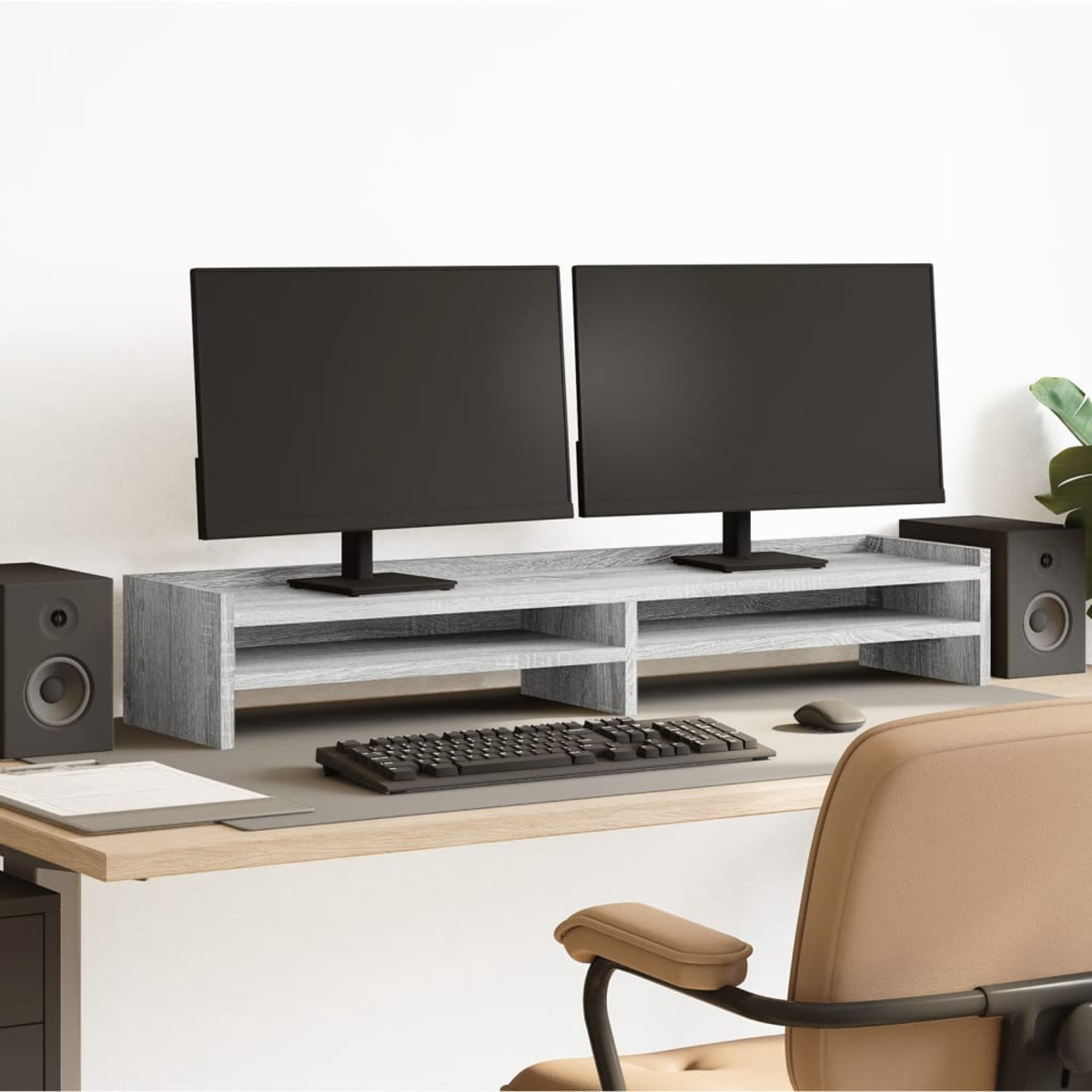 Zwei Monitore auf einem Regal über einer Tastatur und Maus, mit Lautsprechern daneben.