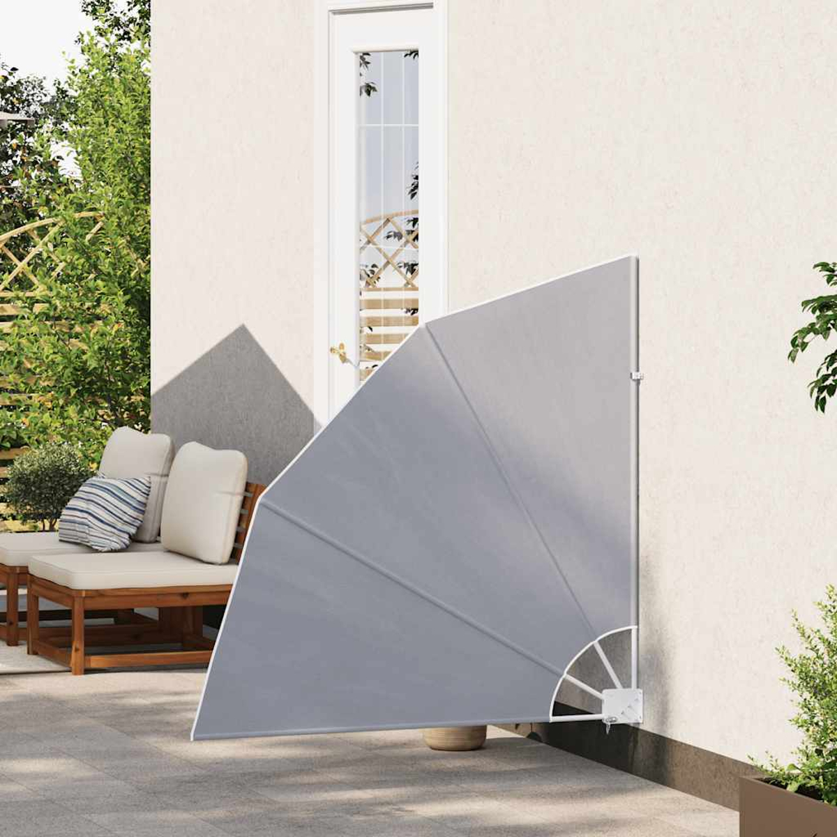 Grauer Sonnenschutz vor einer Wand, daneben eine Tür und Sitzmöbel.