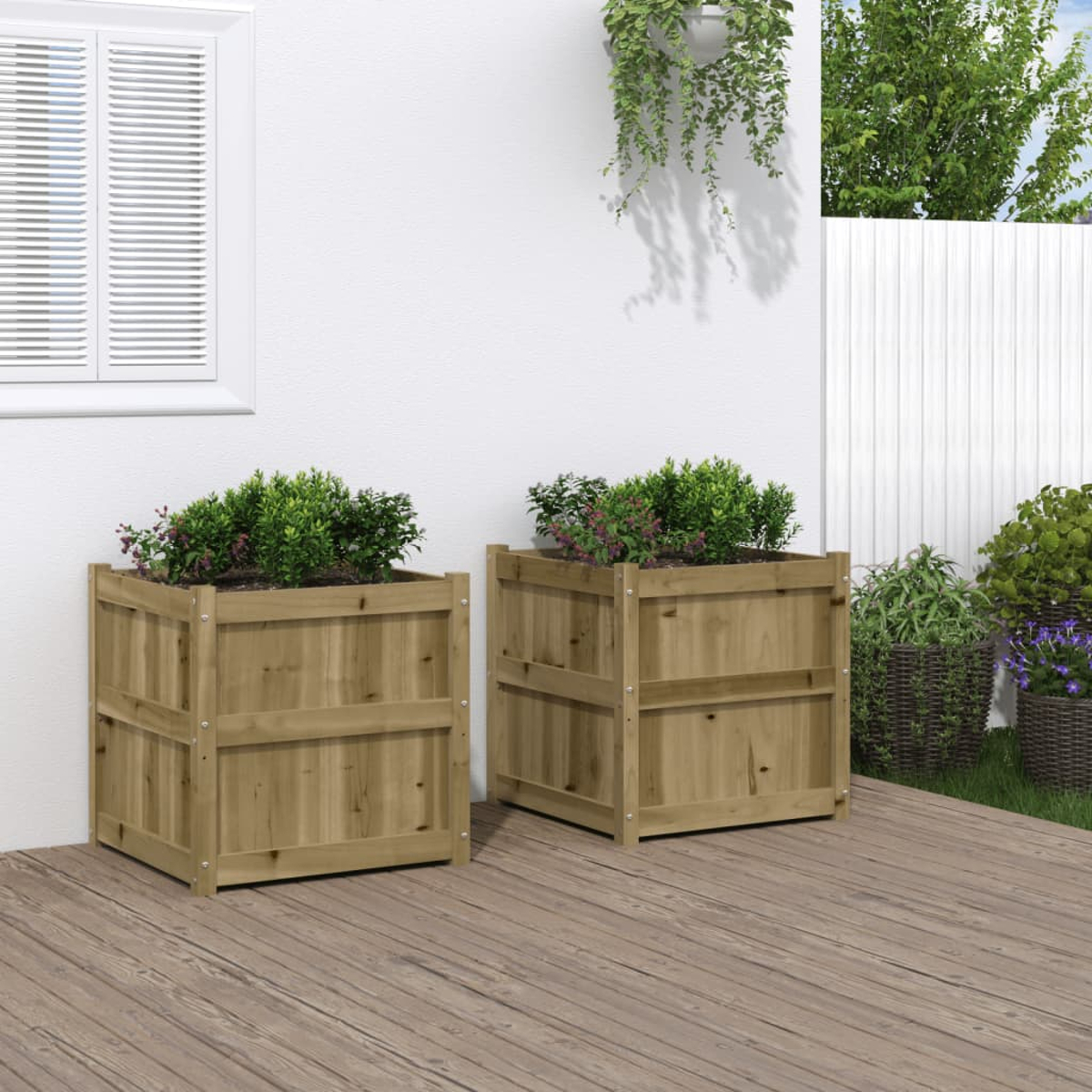 Zwei hölzerne Blumenkästen mit grünen Pflanzen auf einer Holzterrasse.