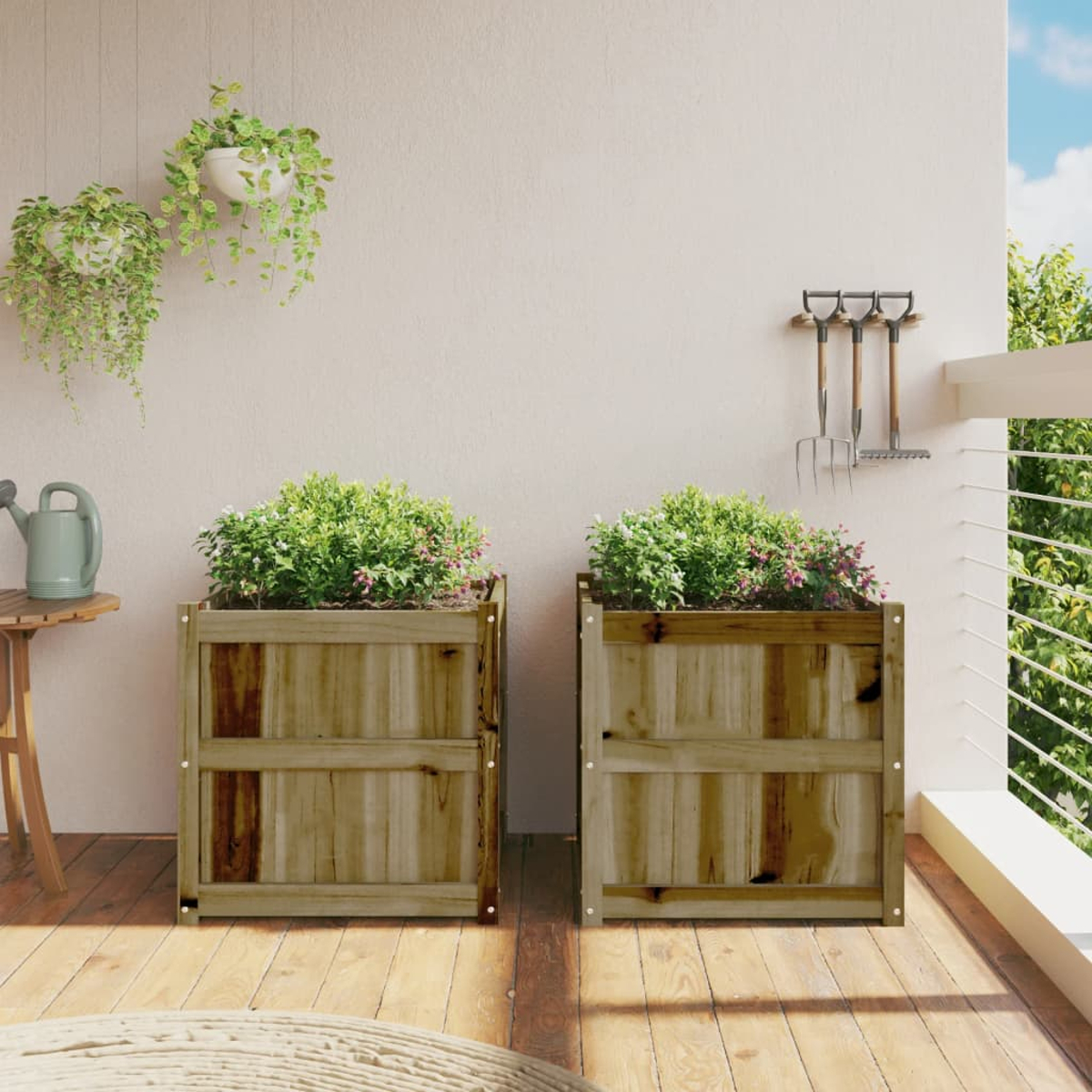 Zwei hölzerne Pflanzkübel mit grünen Pflanzen stehen auf einem Holzbalkon.