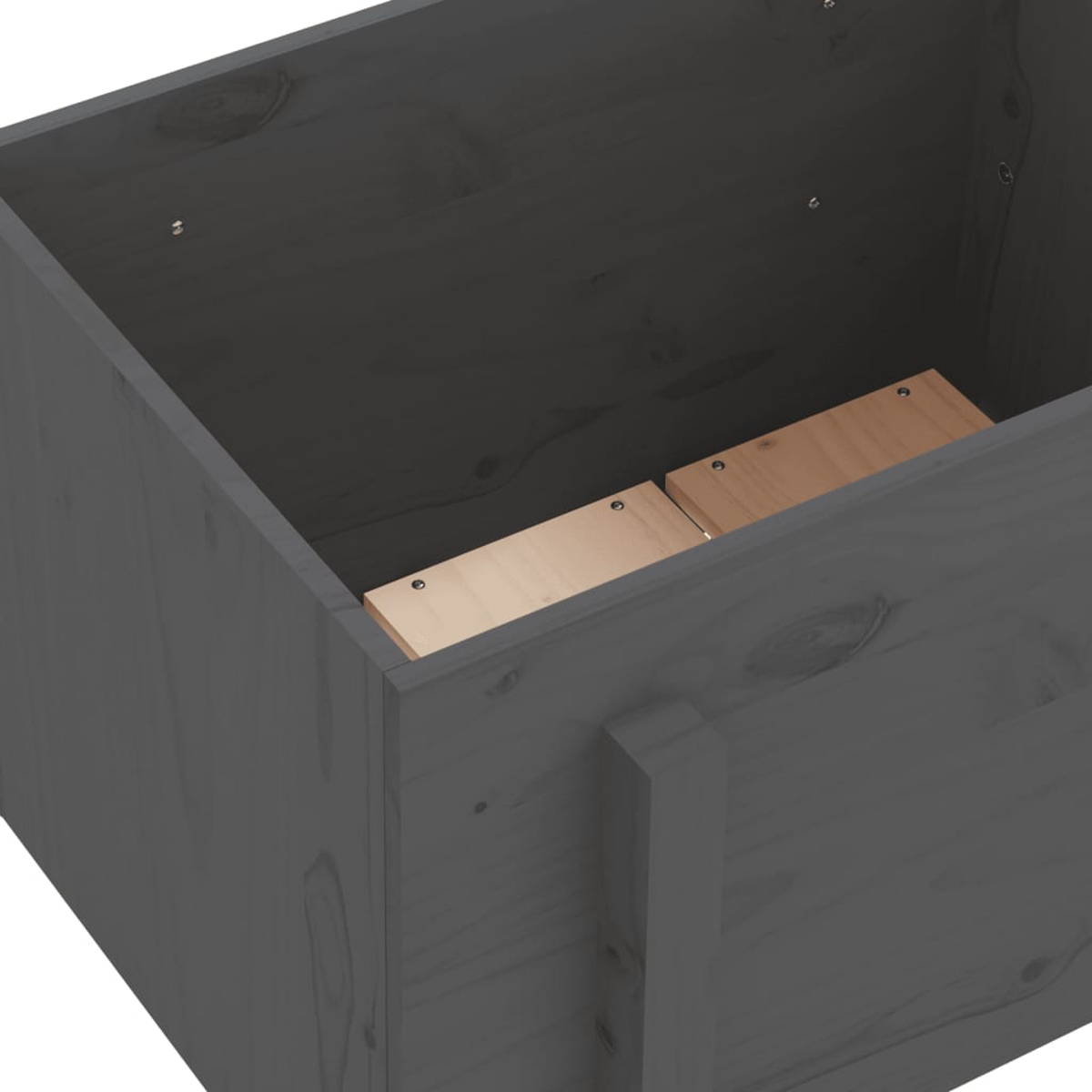 Dunkelgraue Holzkiste mit zwei hellen Holzplanken darin.