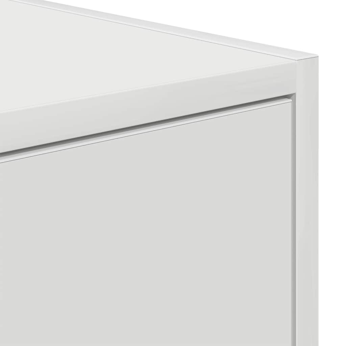 Nahaufnahme einer weißen modernen Schrankkante und Schubladenfront. Klare Linien.
