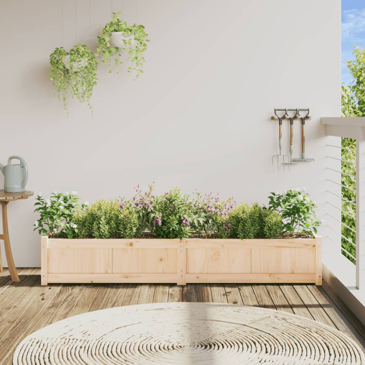 Holz-Hochbeet mit Pflanzen auf einer Terrasse, daneben Gartengeräte und Hängepflanzen.