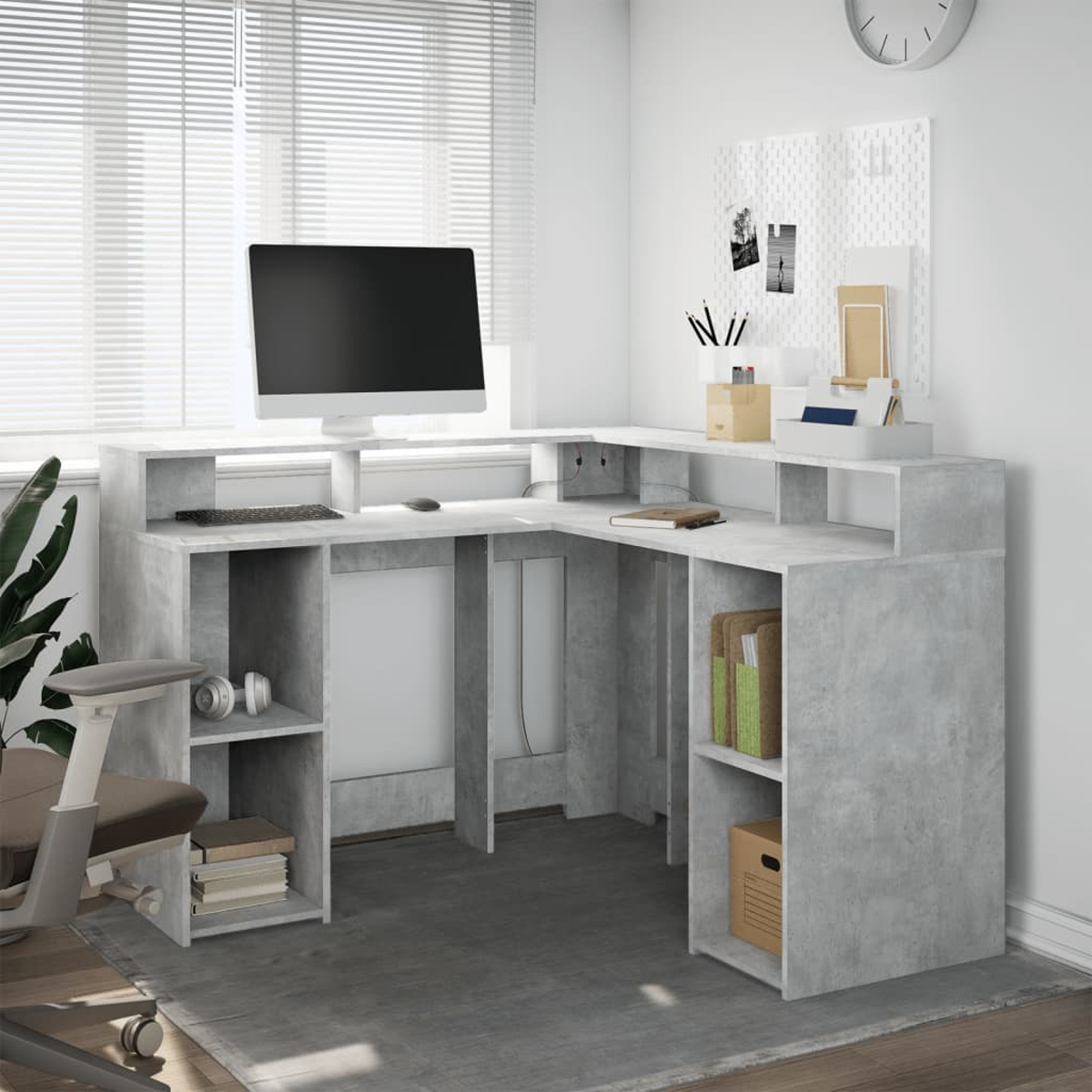 Eckschreibtisch in Betonoptik mit Computer, Tastatur, Maus, Regalen, Stuhl.