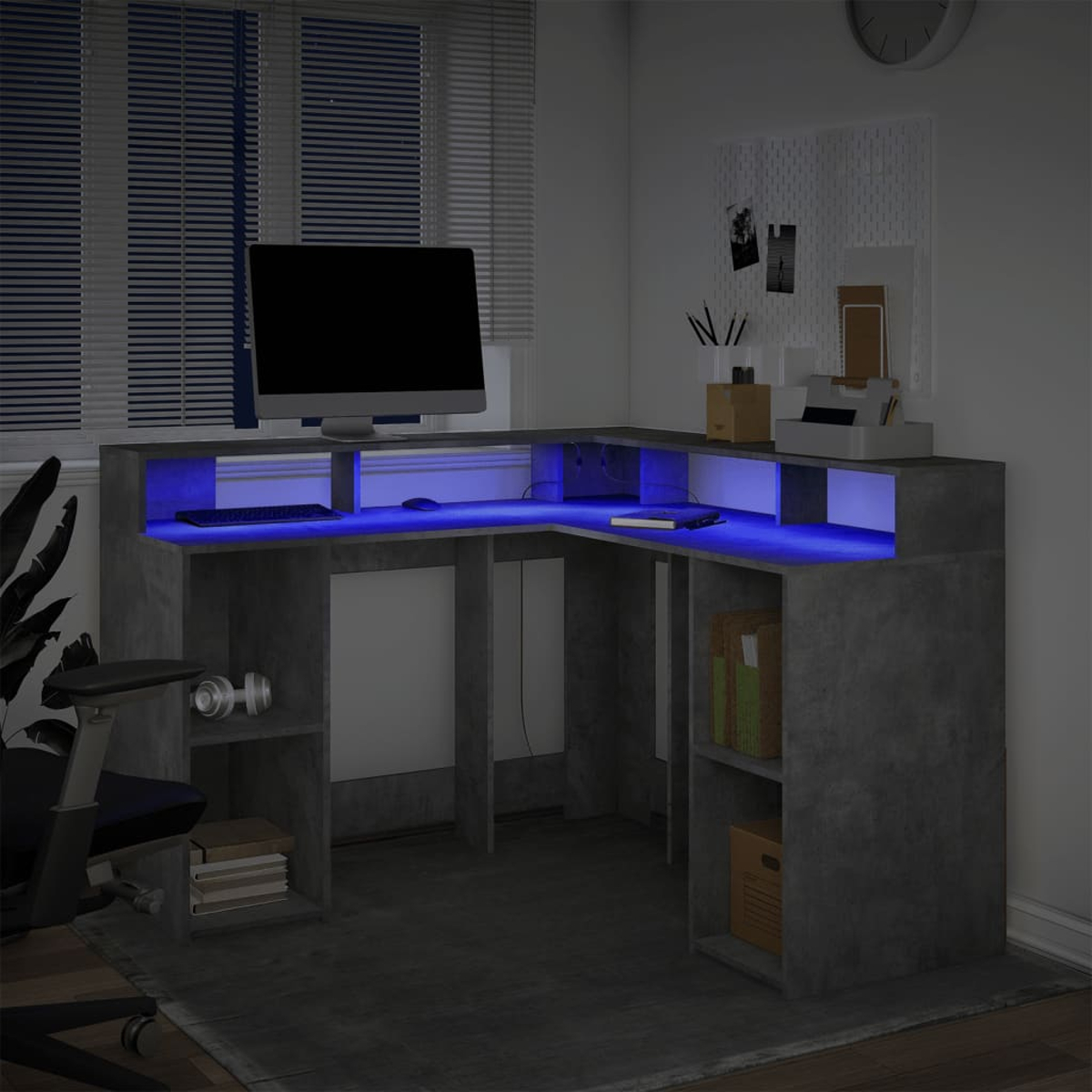 Eckschreibtisch mit blauem Licht, Computer, Tastatur und Bürostuhl.