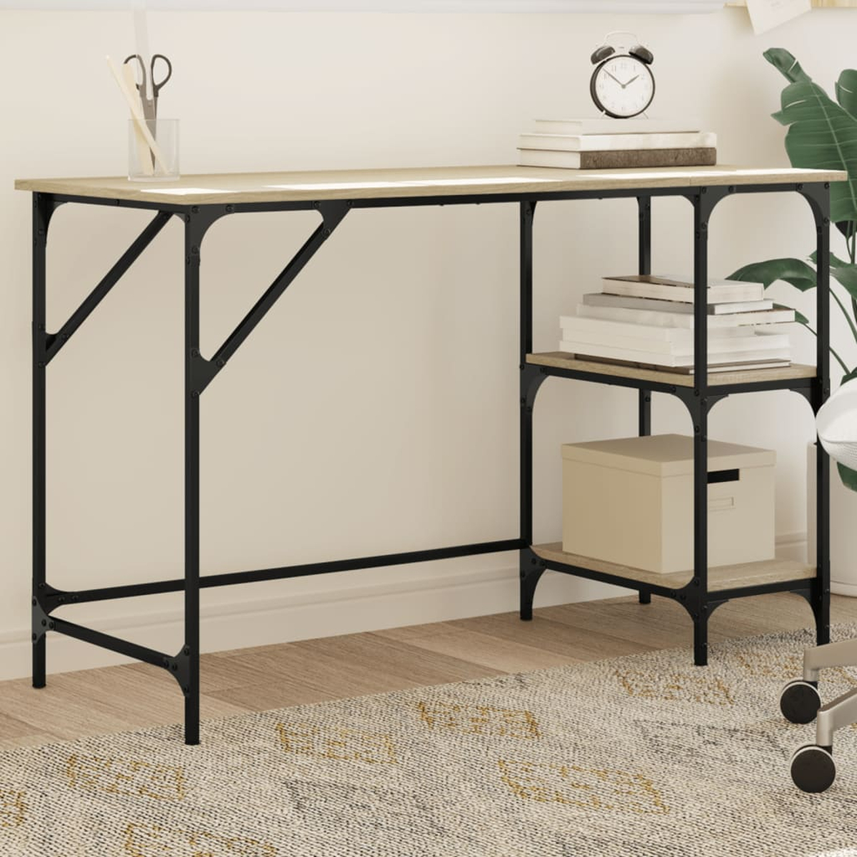 Ein Schreibtisch mit Holzplatte, schwarzen Metallbeinen und Regalen, auf denen Bücher und eine Kiste stehen.