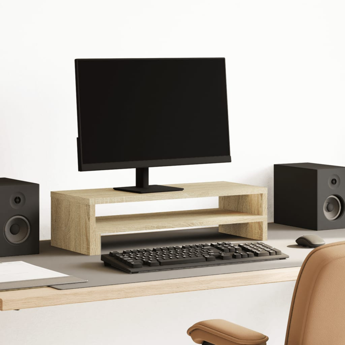 Ein Schreibtisch mit Monitor, Tastatur, Maus und Lautsprechern vor weißem Hintergrund.
