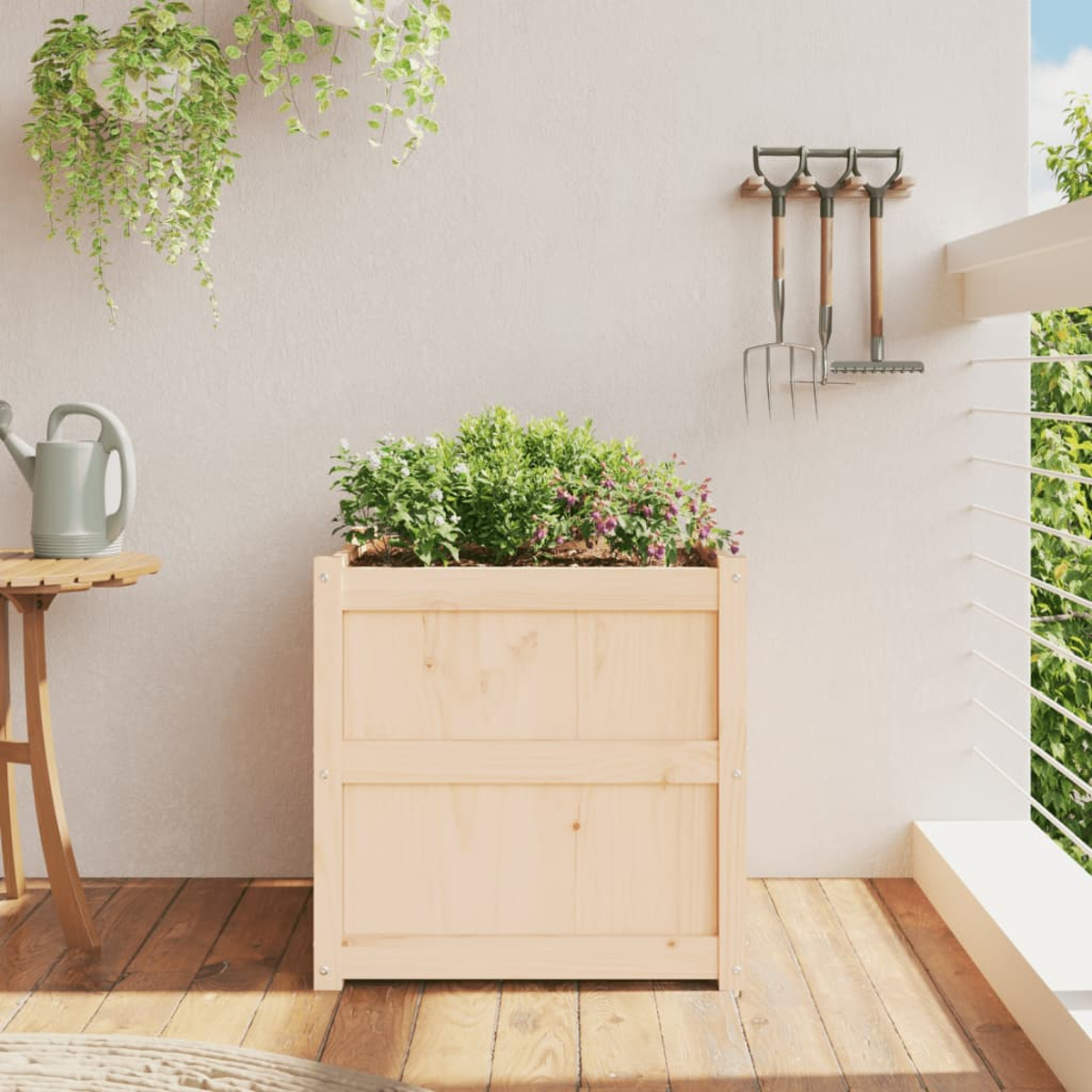 Holz-Pflanzkasten mit Pflanzen, Gießkanne, Tisch und Gartengeräten an der Wand.