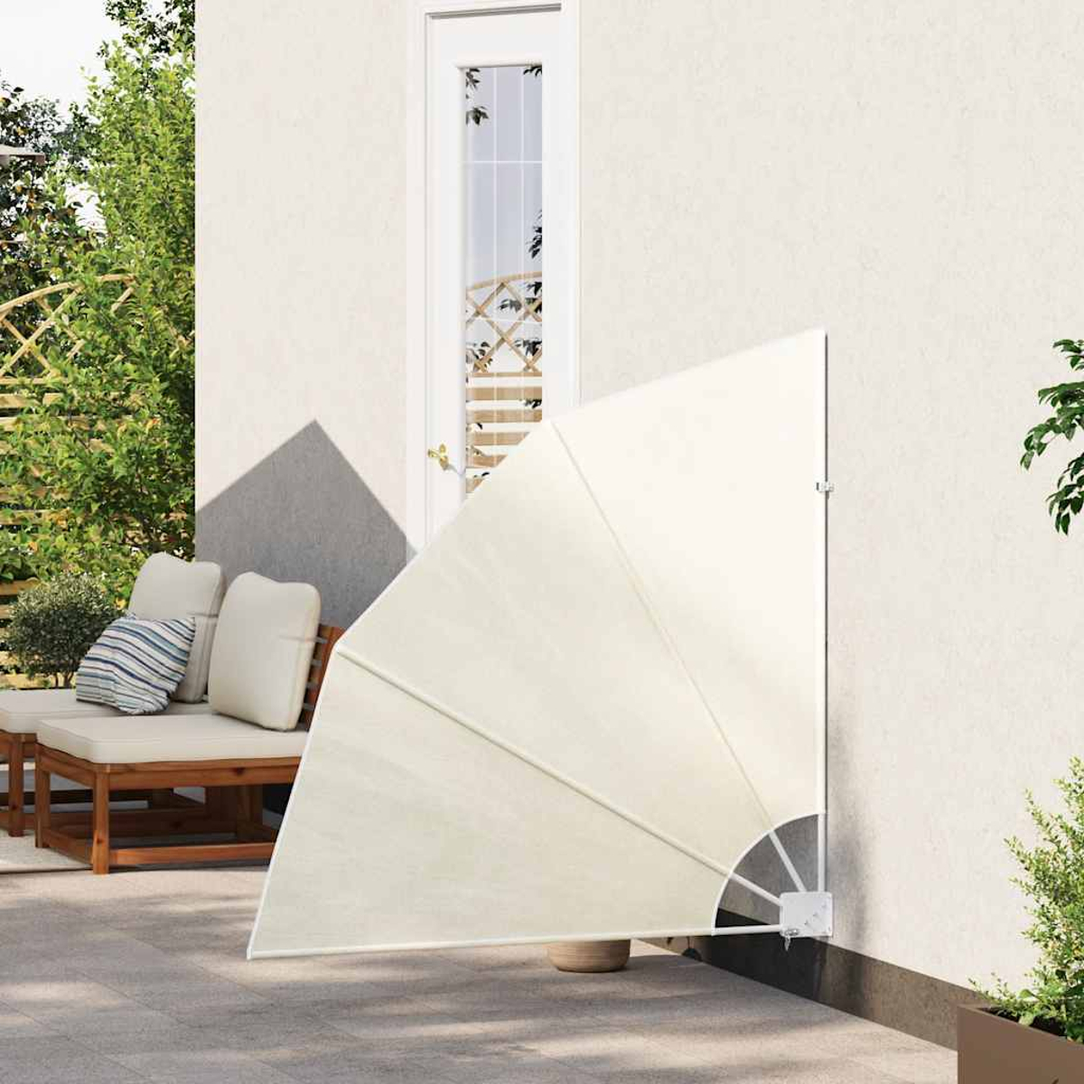 Ein cremefarbener Sonnenschutz ist an einer Wand befestigt, daneben eine Tür und Gartenmöbel.