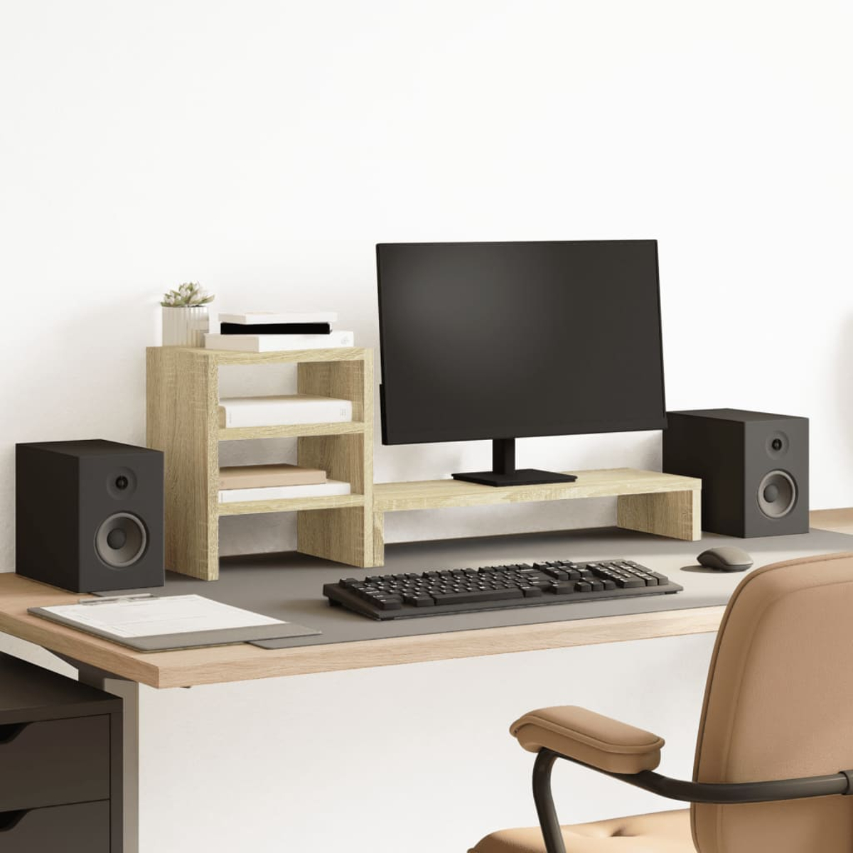 Ein Computerarbeitsplatz mit Monitor, Tastatur, Maus, Lautsprechern und einem Regal.