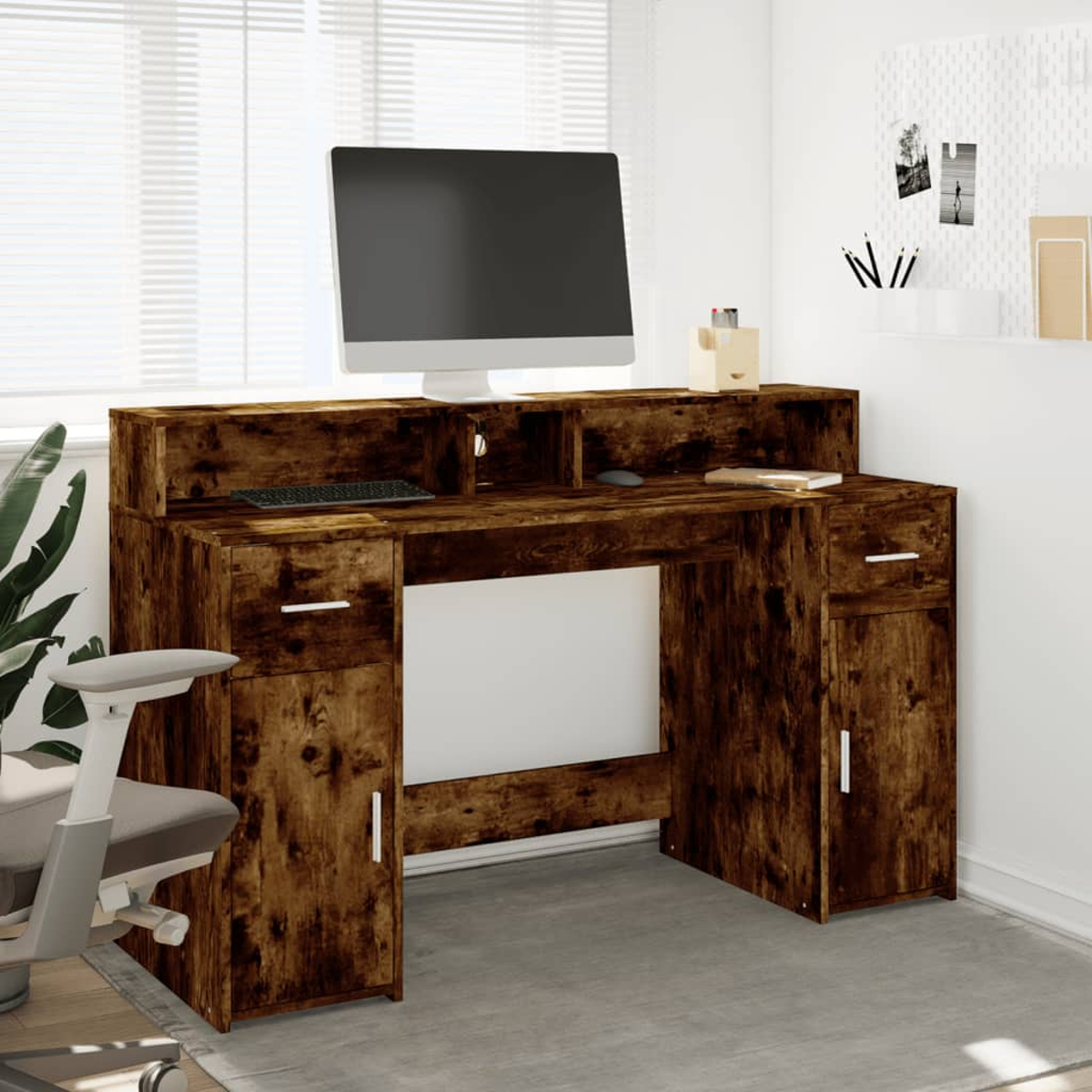 Ein hölzerner Schreibtisch mit Monitor, Tastatur und Schubladen.