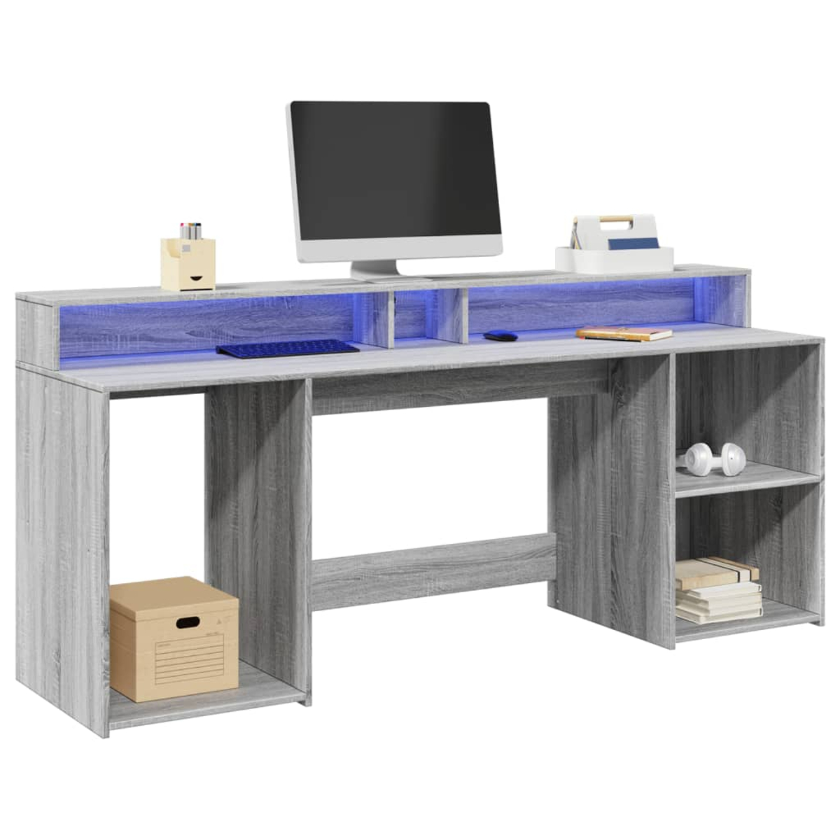 Ein Schreibtisch in Grau-Holzoptik mit blauer LED-Beleuchtung, Computer, Tastatur und Regalen.