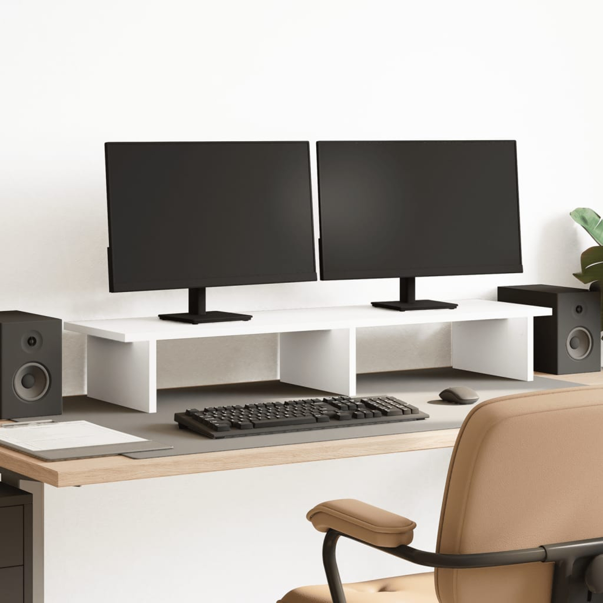 Ein weißer Schreibtisch mit zwei Monitoren, Tastatur, Maus und Lautsprechern.