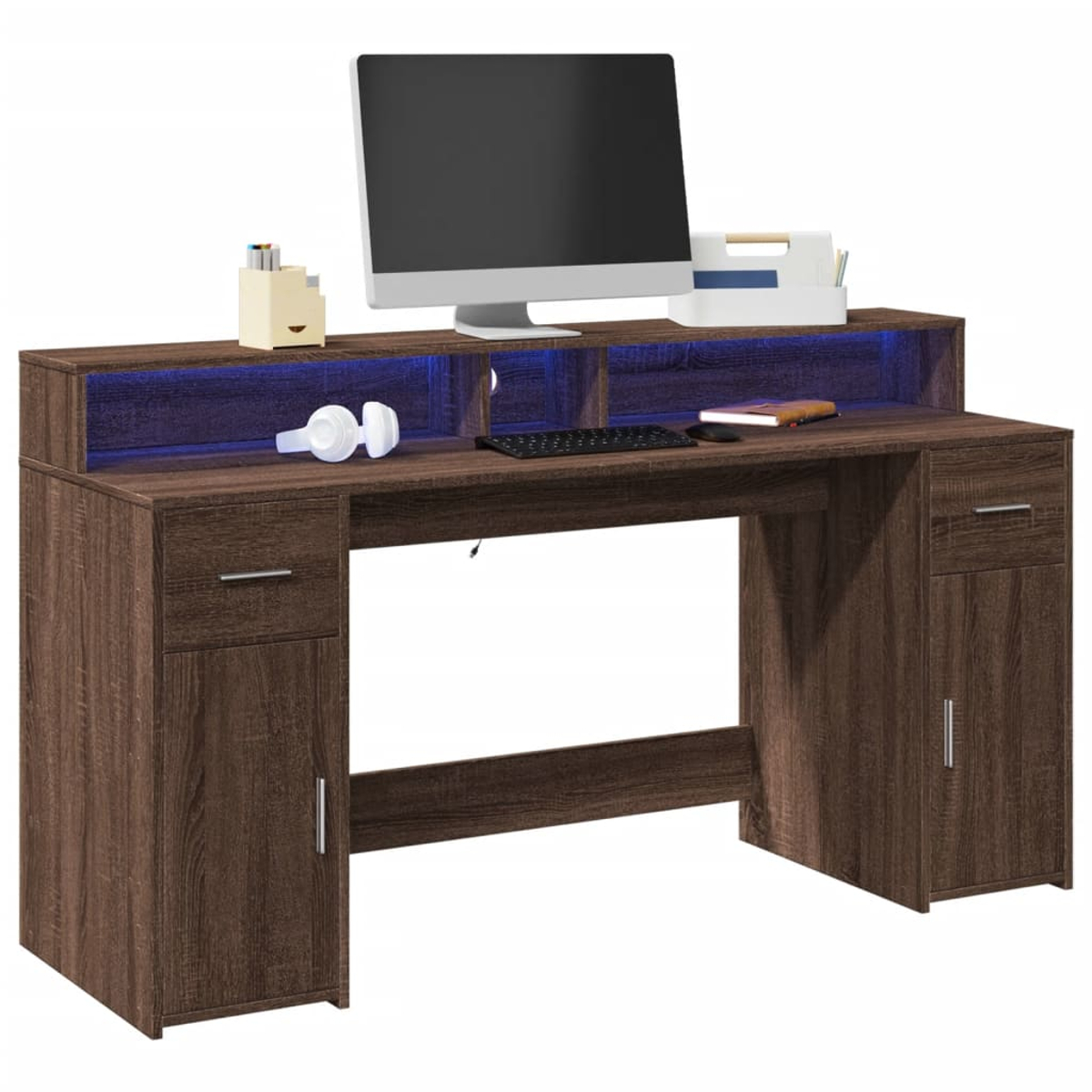 Ein Schreibtisch mit Monitor, Tastatur, Kopfhörern, Schubladen und Schränken.