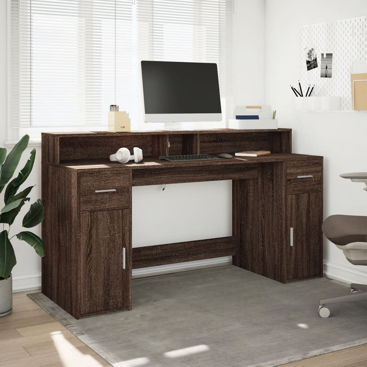 Dunkler Holz-Schreibtisch mit Monitor, Tastatur, Kopfhörern und Stauraum.