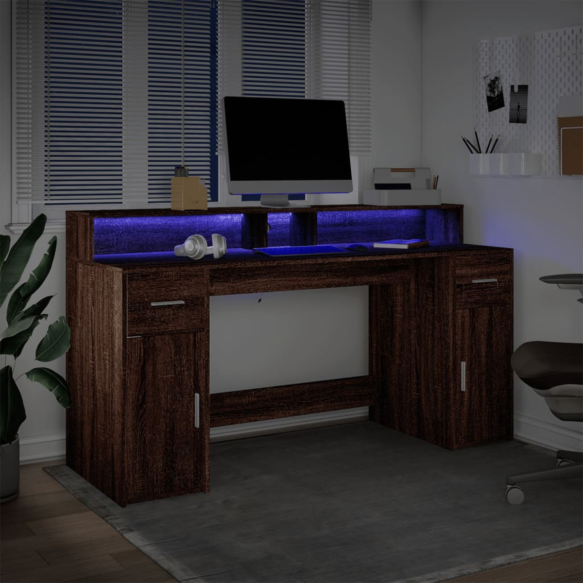 Ein Schreibtisch aus dunklem Holz mit blauen LED-Lichtern, Computer, Kopfhörern und Pflanze.
