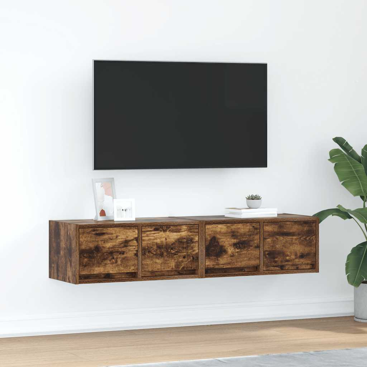 Ein dunkler Fernsehbildschirm hängt über einem braunen Wand-TV-Schrank mit vier Türen.