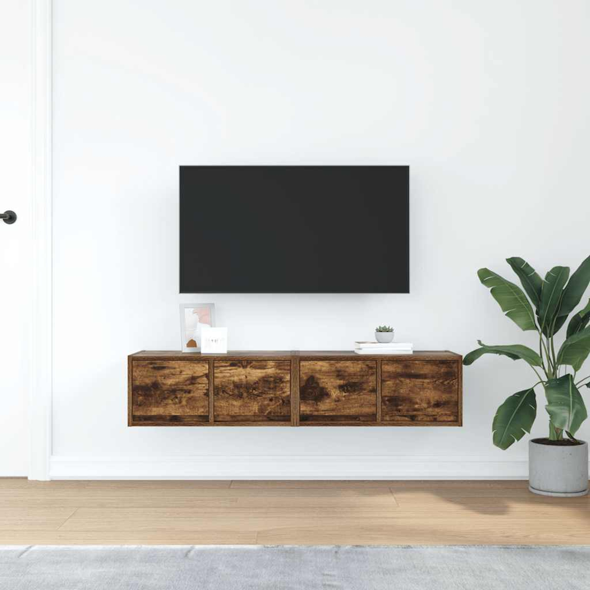 Ein wandmontierter Fernseher über einer rustikalen Holz-Medienkonsole mit großer Pflanze.