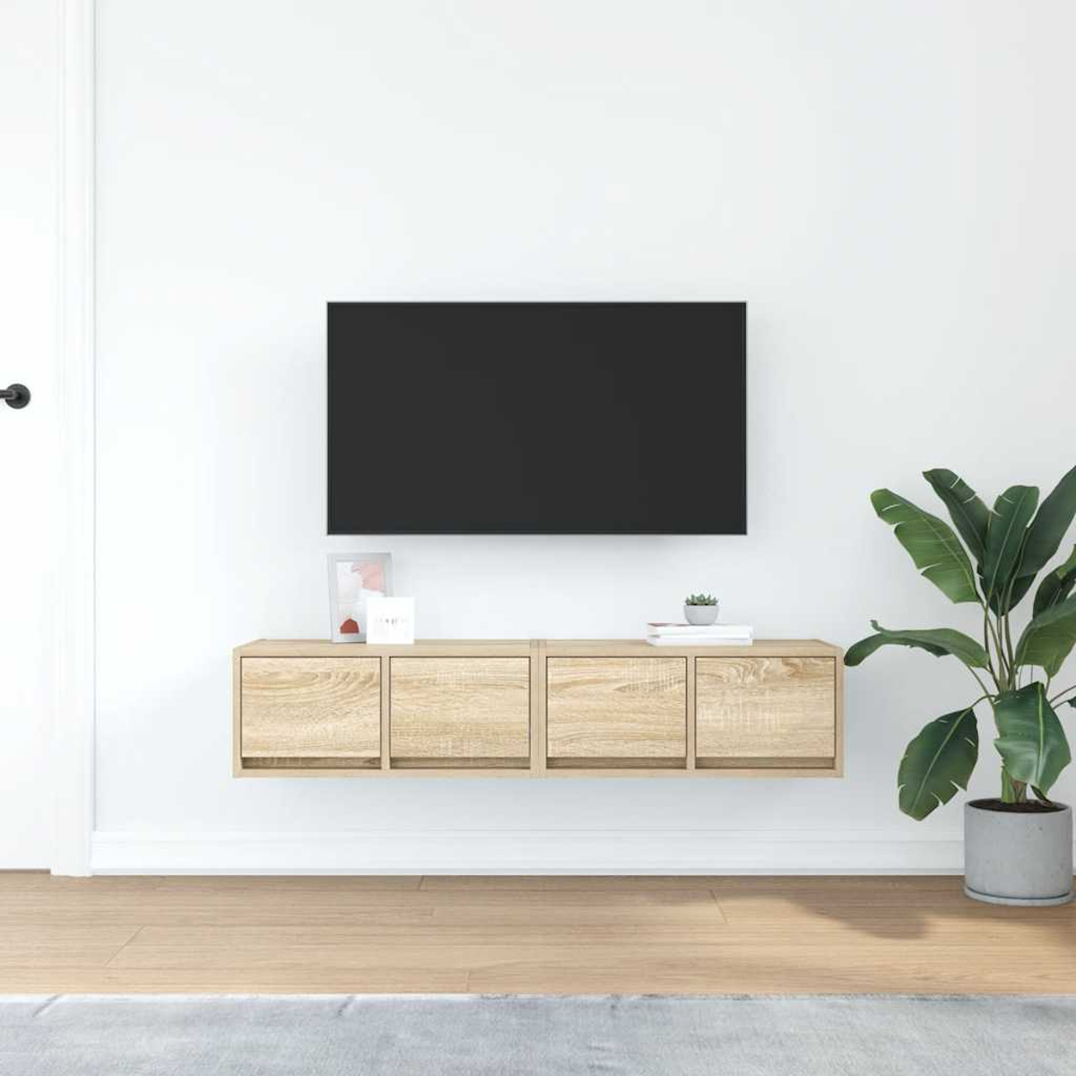 Ein modernes Wohnzimmer mit einem Wandfernseher über einem hellen Holz-Medienschrank mit vier Schränken.