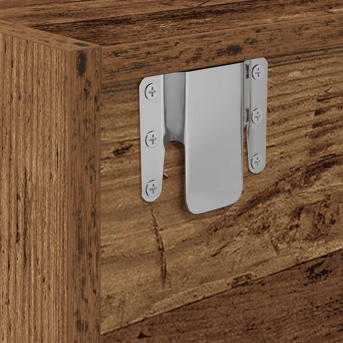 Nahaufnahme einer Metallhalterung, die mit Schrauben an einem Holzmuster befestigt ist.
