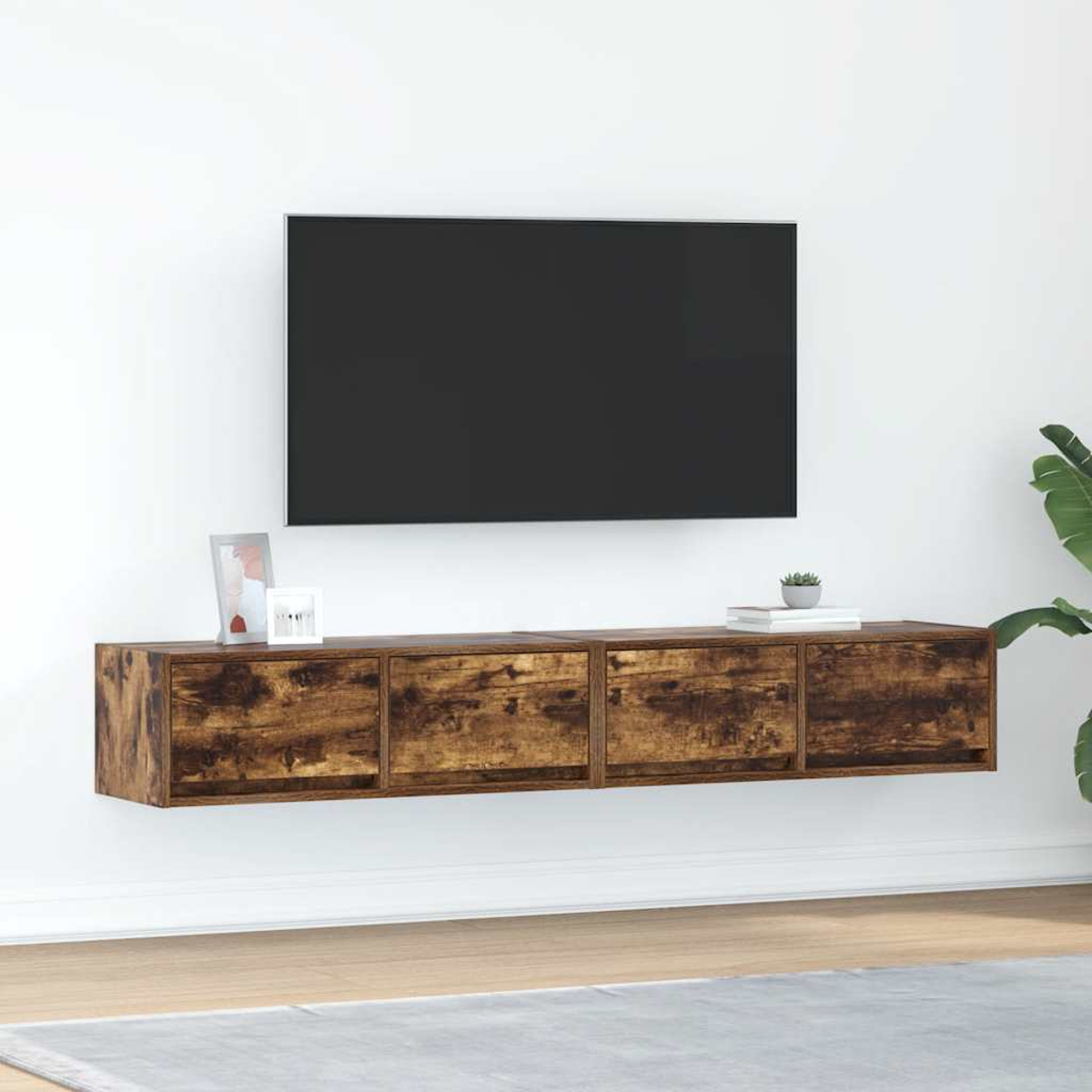 Ein Wand-TV-Schrank aus Holz mit vier Türen hängt unter einem schwarzen Fernseher.