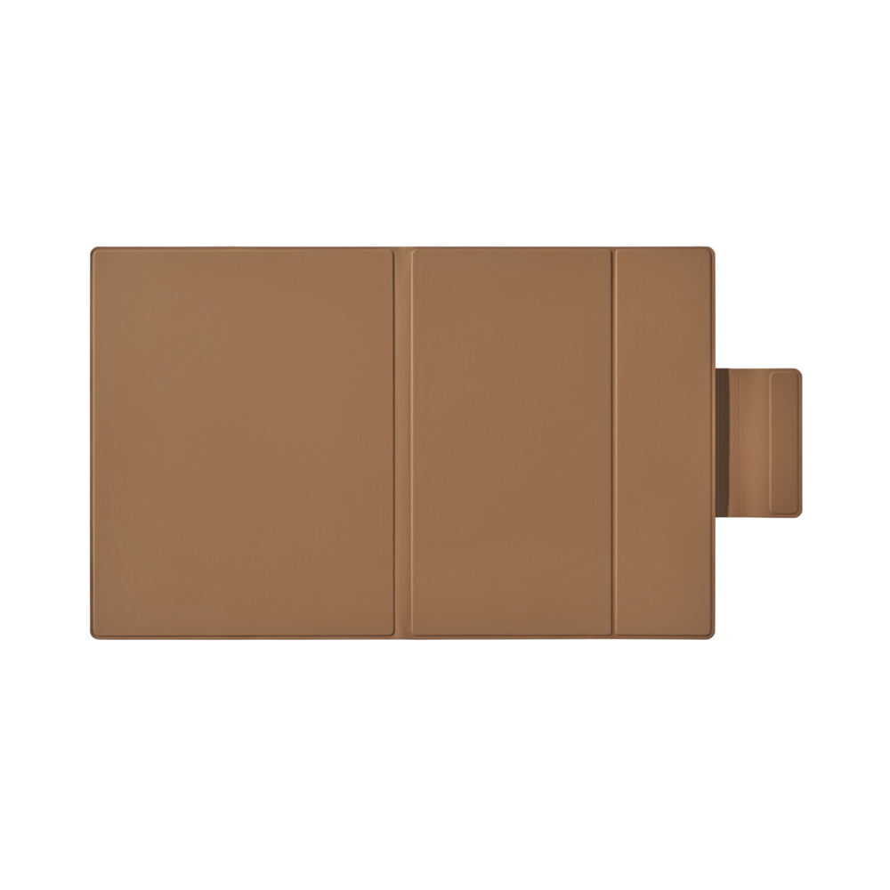 Una custodia marrone per tablet con design pieghevole, vista dall'alto.