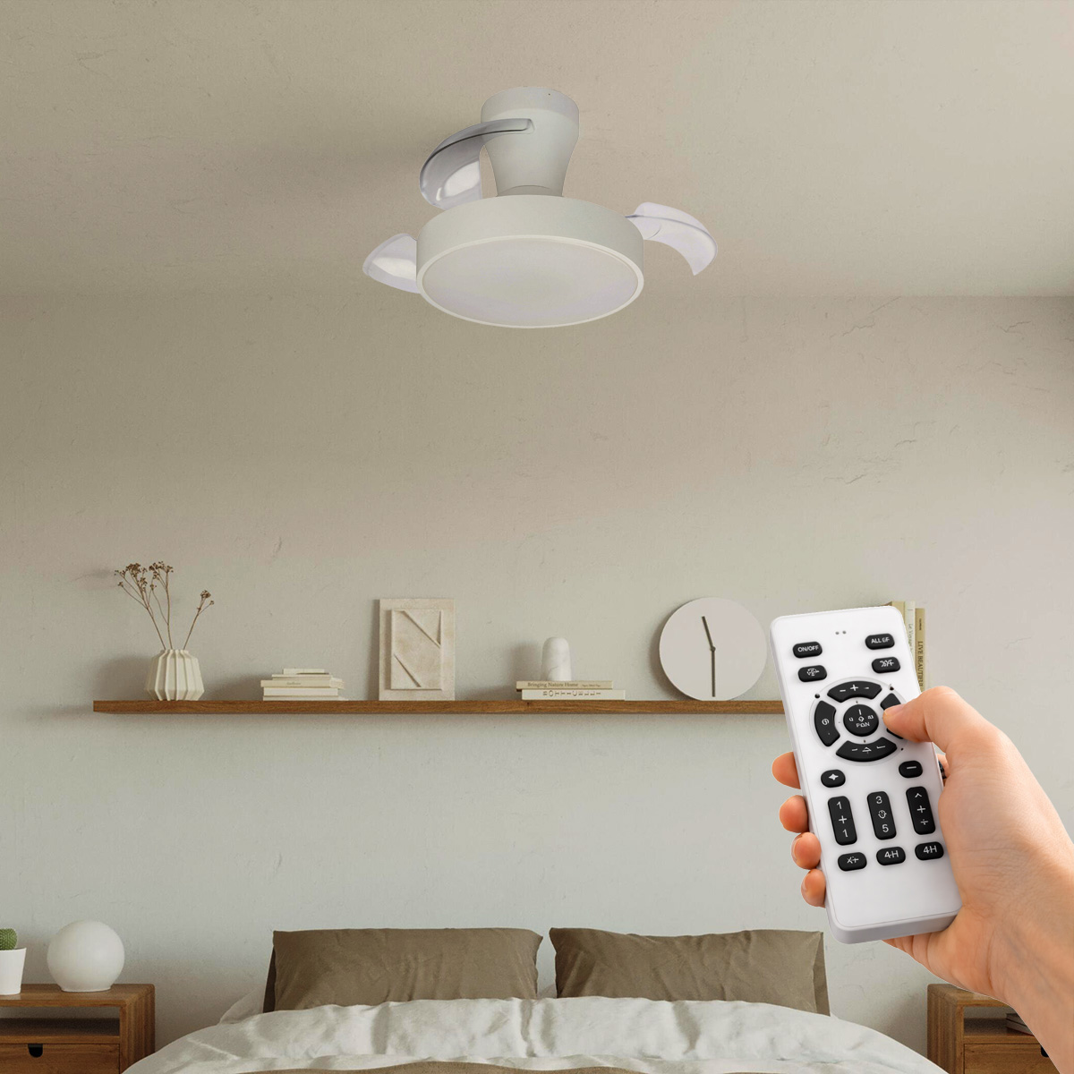 Una mano sostiene un control remoto blanco para un ventilador de techo con luz.