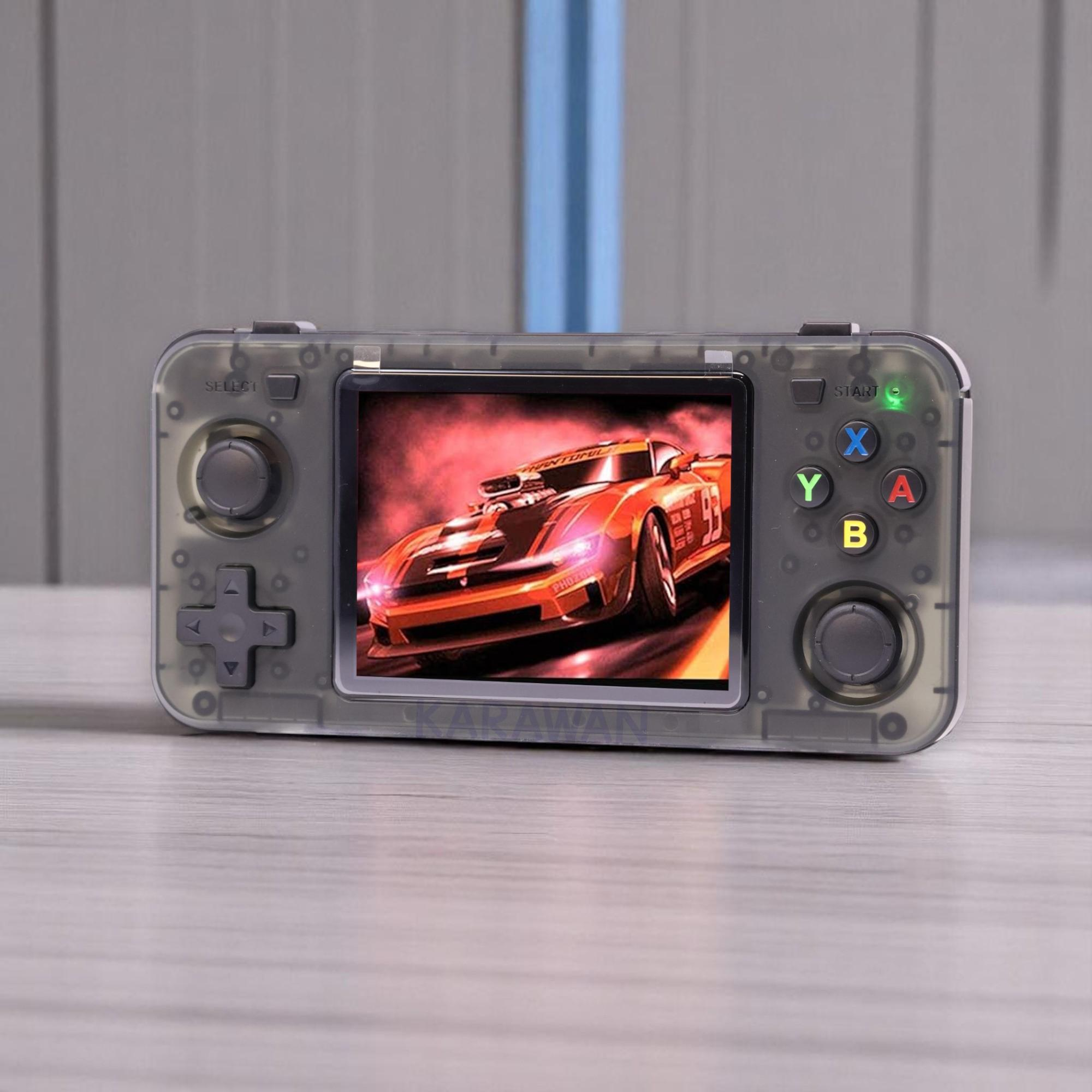 Un dispositivo de juego portátil transparente muestra un coche de carreras.