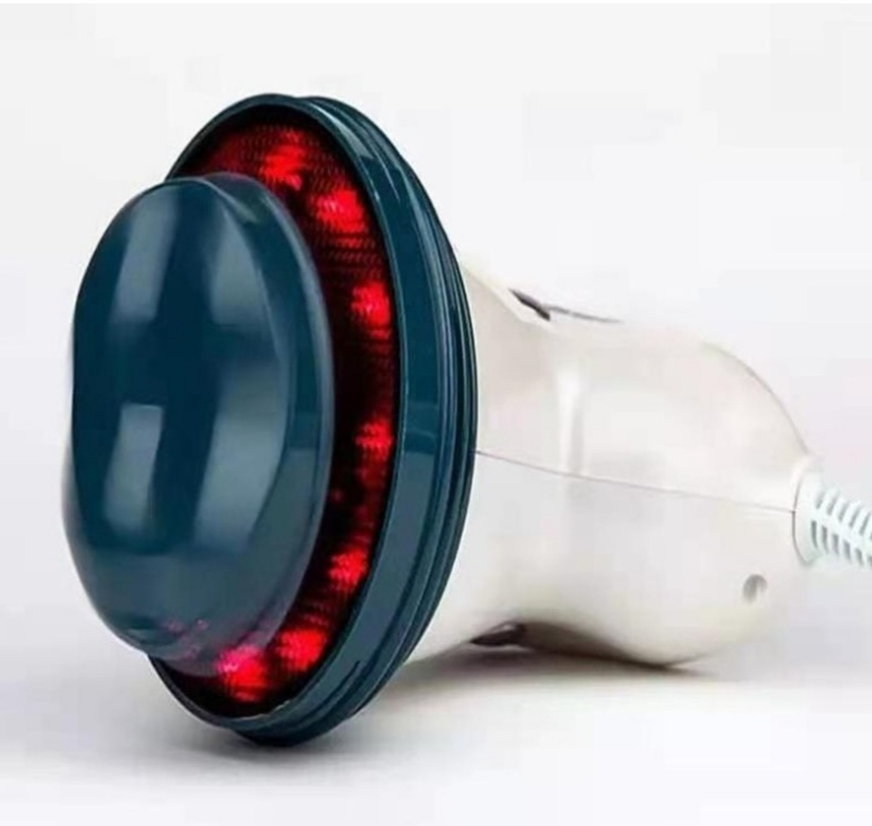 Un masajeador de mano verde azulado oscuro y blanco con luces rojas brilla.