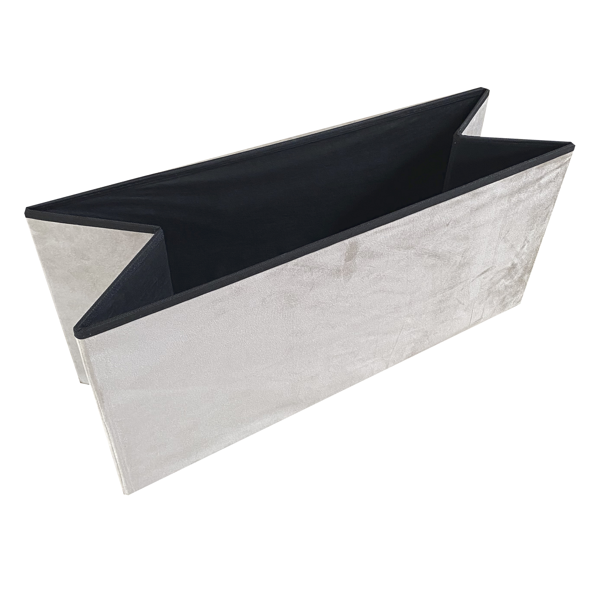 Un contenedor de tela rectangular beige claro con interior negro.