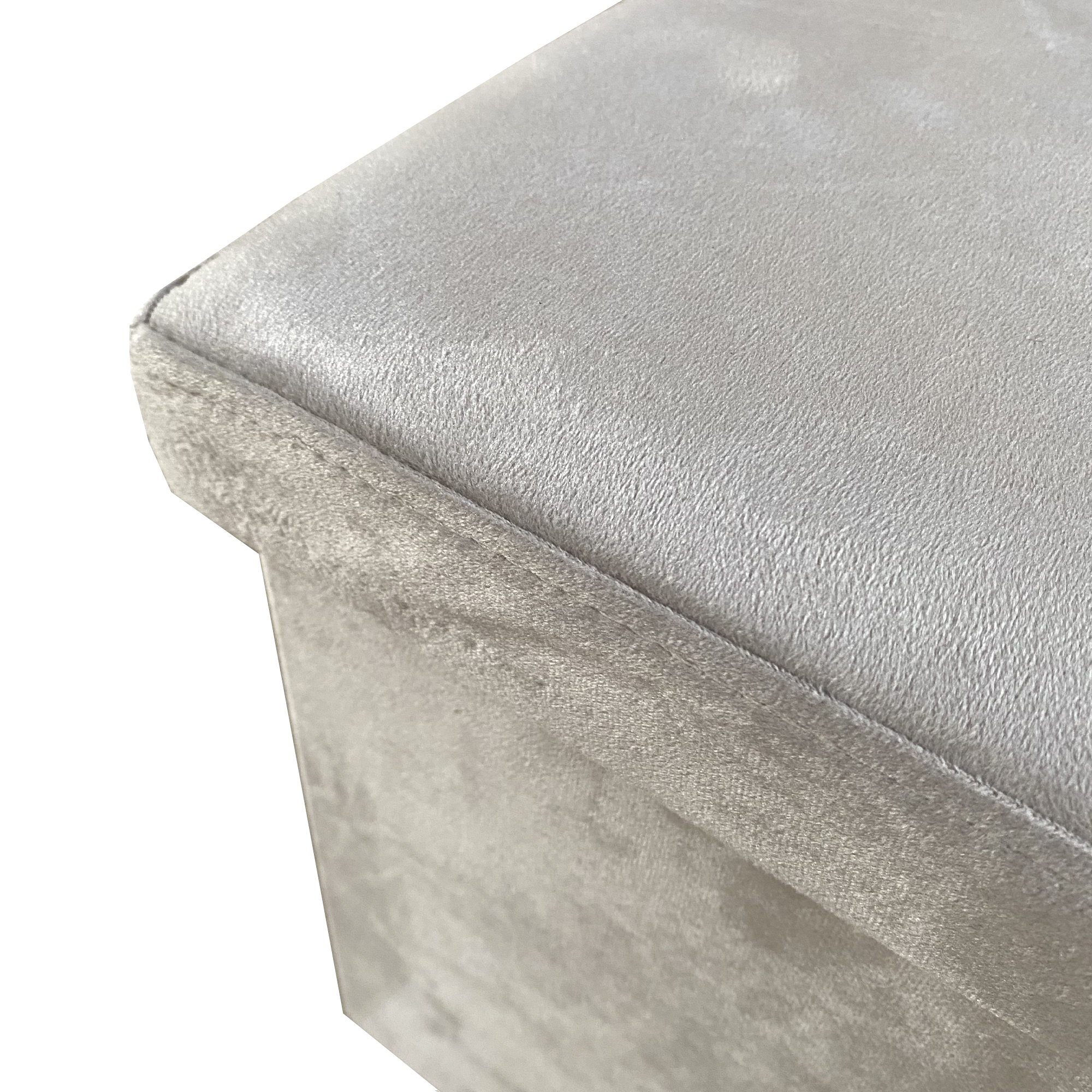 Taburete gris tapizado en tela, primer plano del borde.