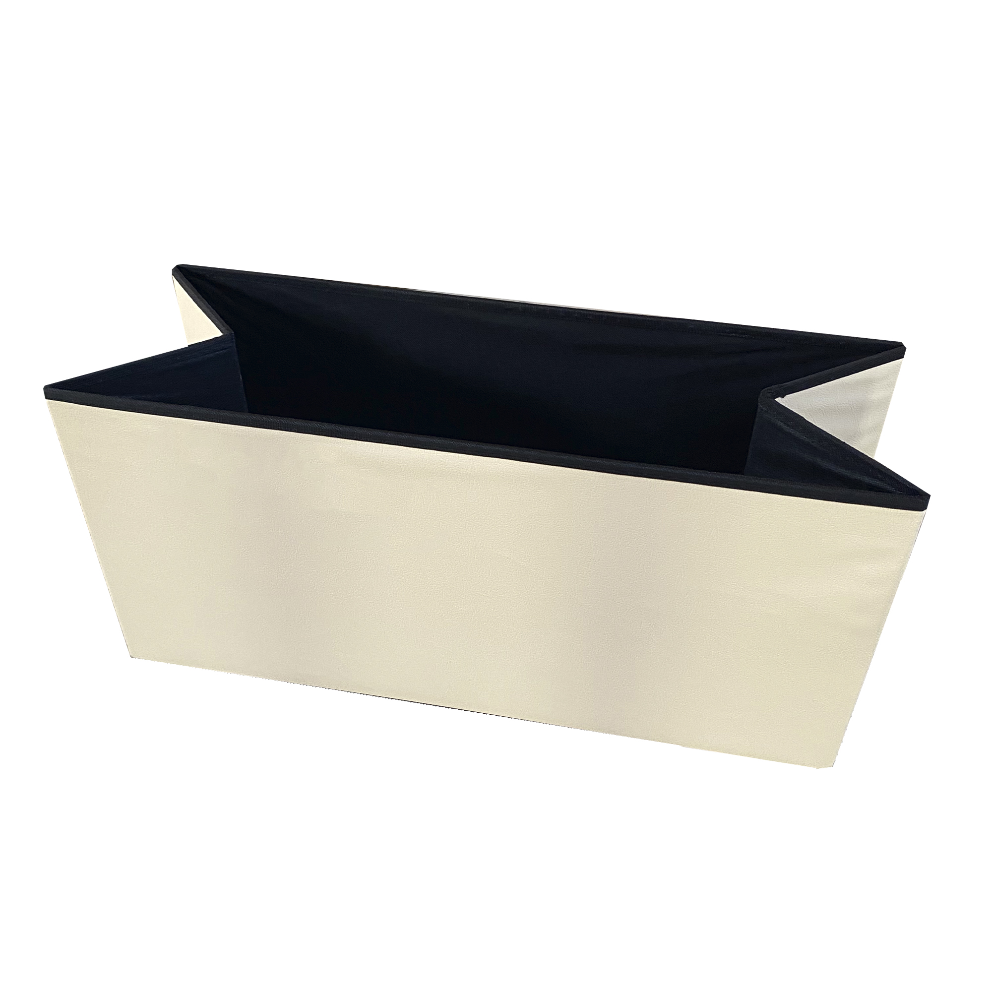 Una caja de almacenamiento color crema con borde e interior negros.