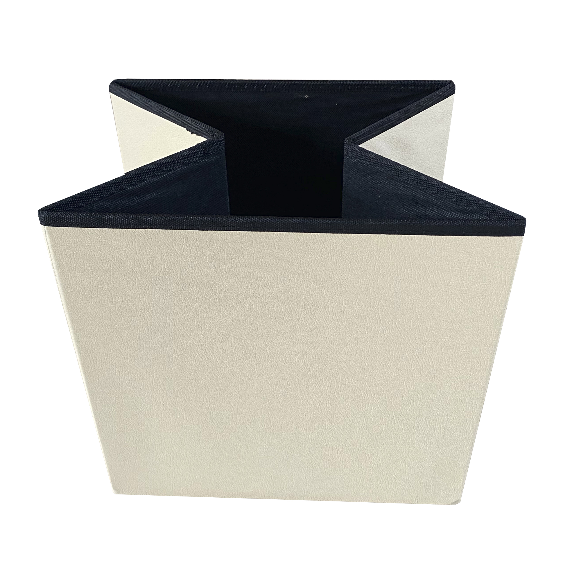 Una caja de almacenamiento color crema con borde negro y forro interior negro.
