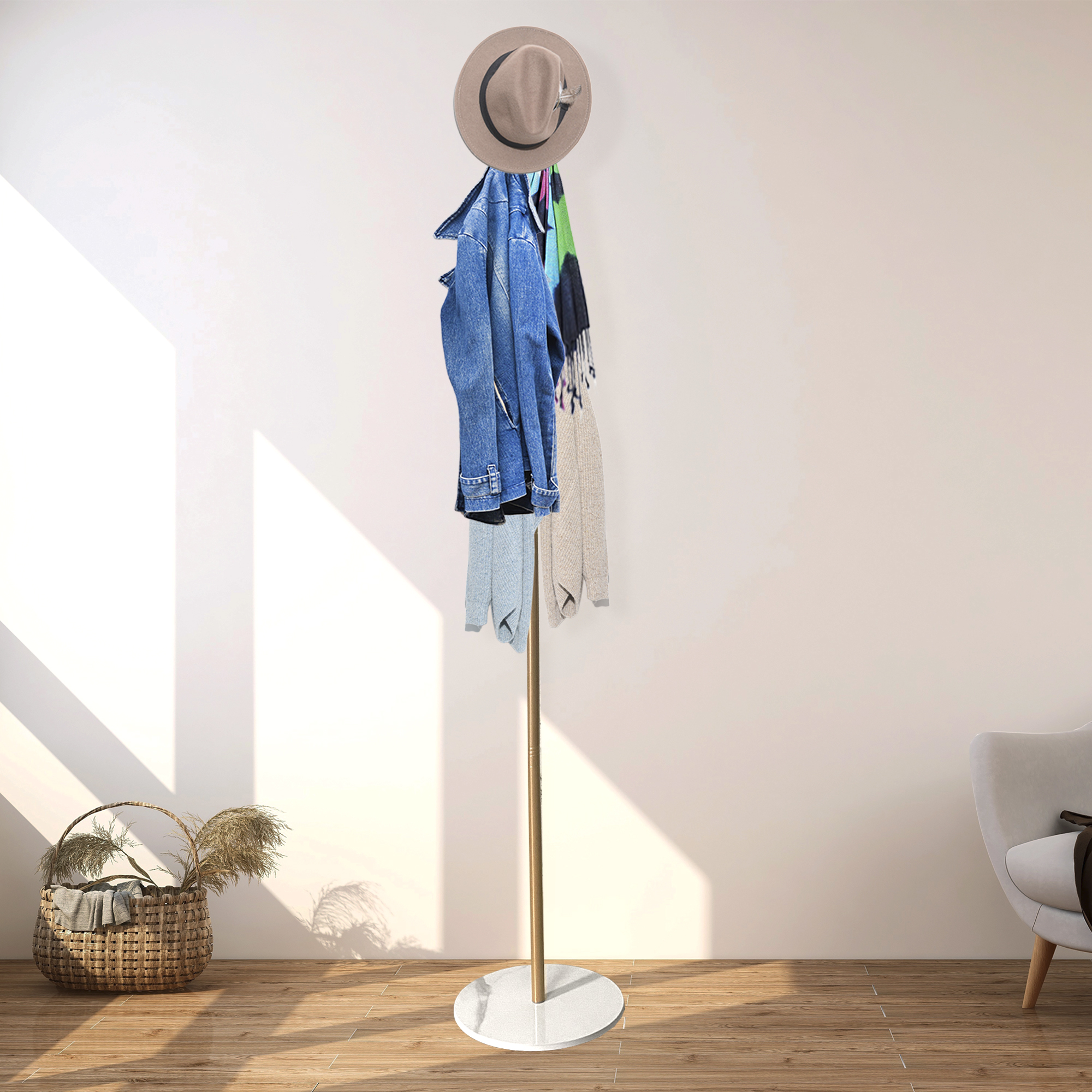Perchero con sombrero, chaqueta, bufandas y suéteres, junto a una cesta.
