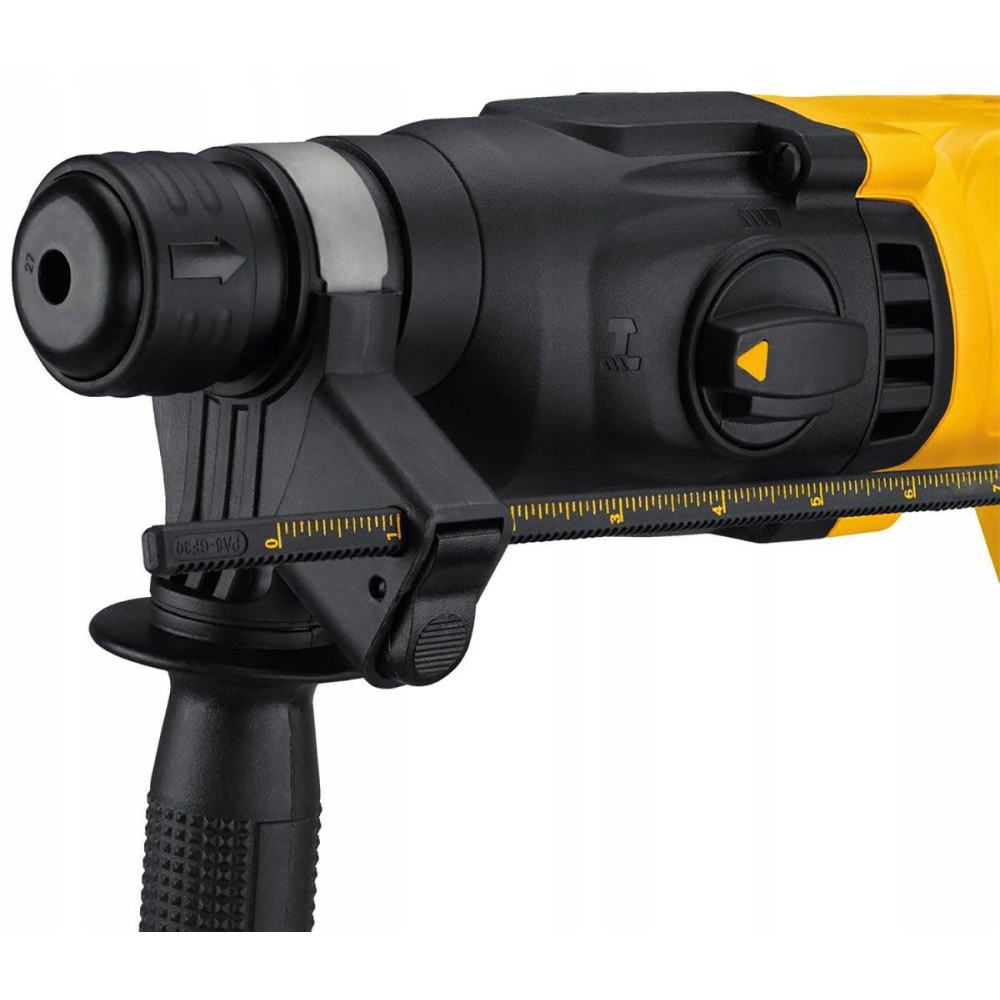 Żółta wiertarka z czarnym uchwytem i ogranicznikiem głębokości ze skalą.