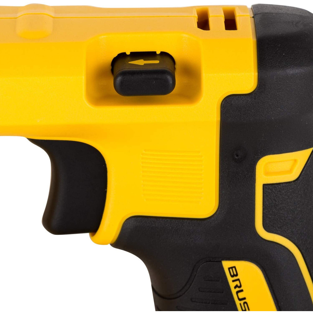 Zbliżenie żółtego i czarnego uchwytu narzędzia z czarnym przełącznikiem i wskaźnikiem strzałki.