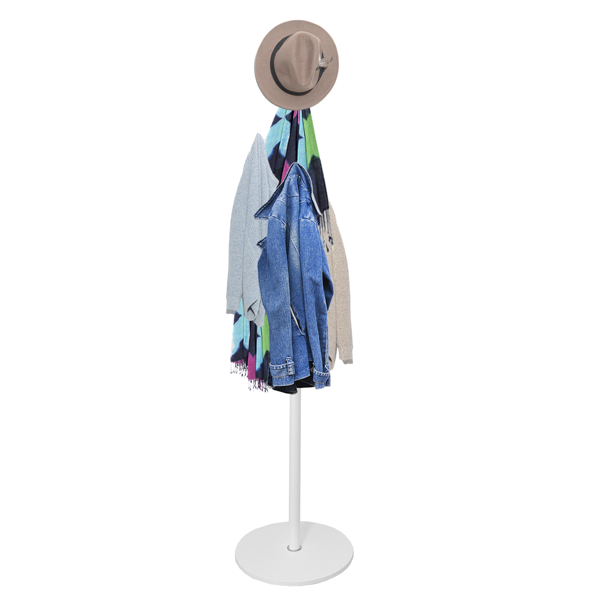 Un sombrero y ropa cuelgan de un perchero blanco.