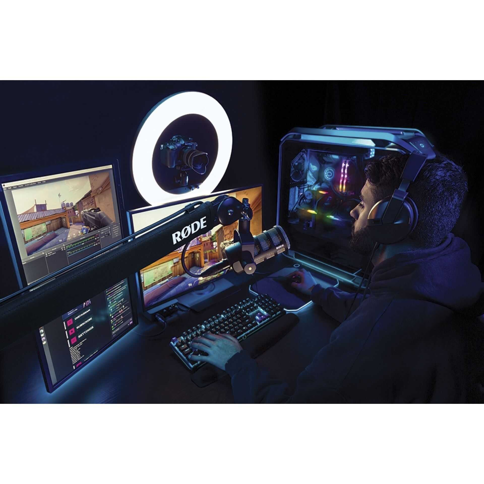 Mężczyzna w słuchawkach gra w grę wideo przy biurku z wieloma monitorami.